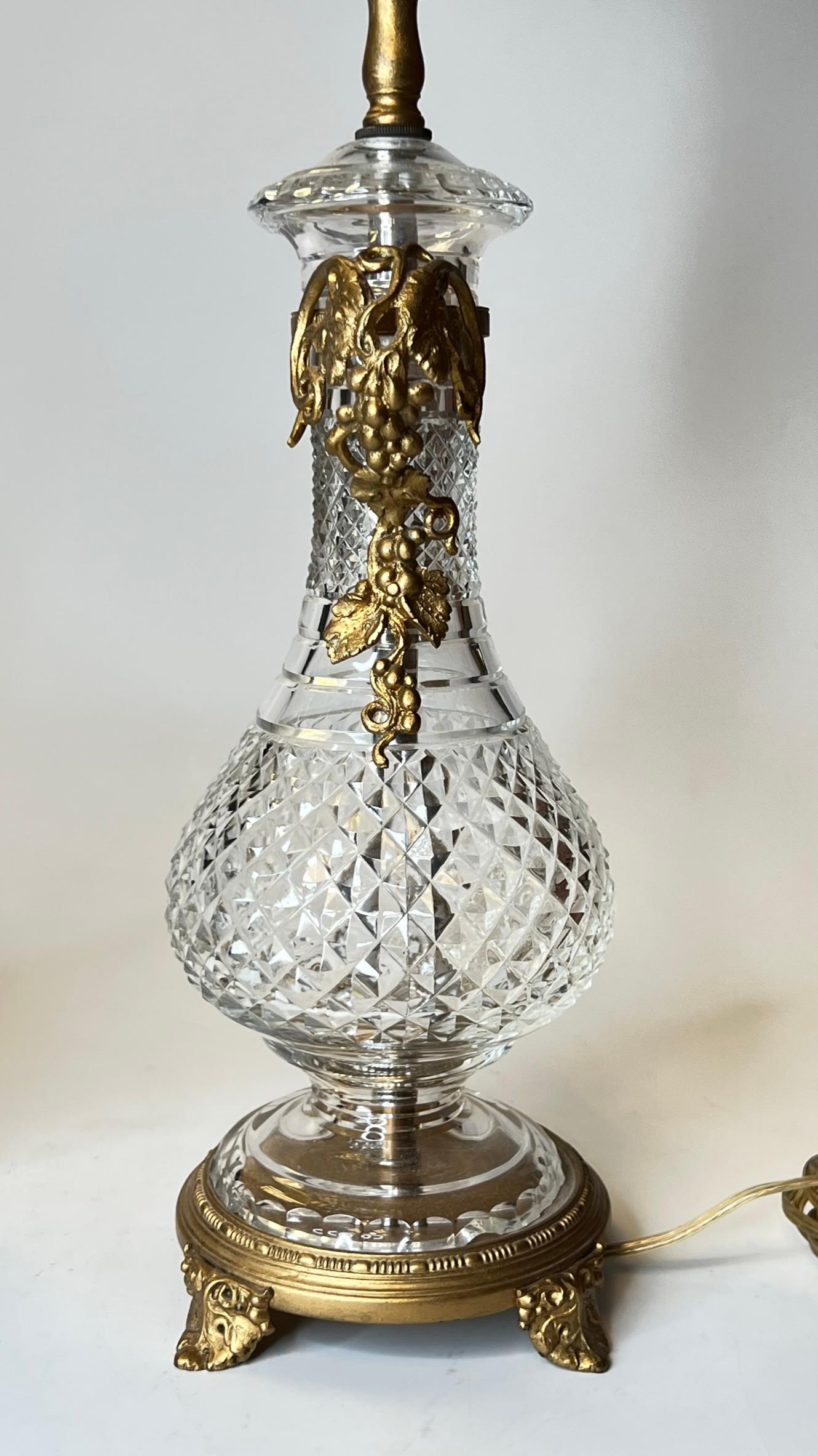 Paire de lampes de table en verre moulé et bronze doré en vente 4