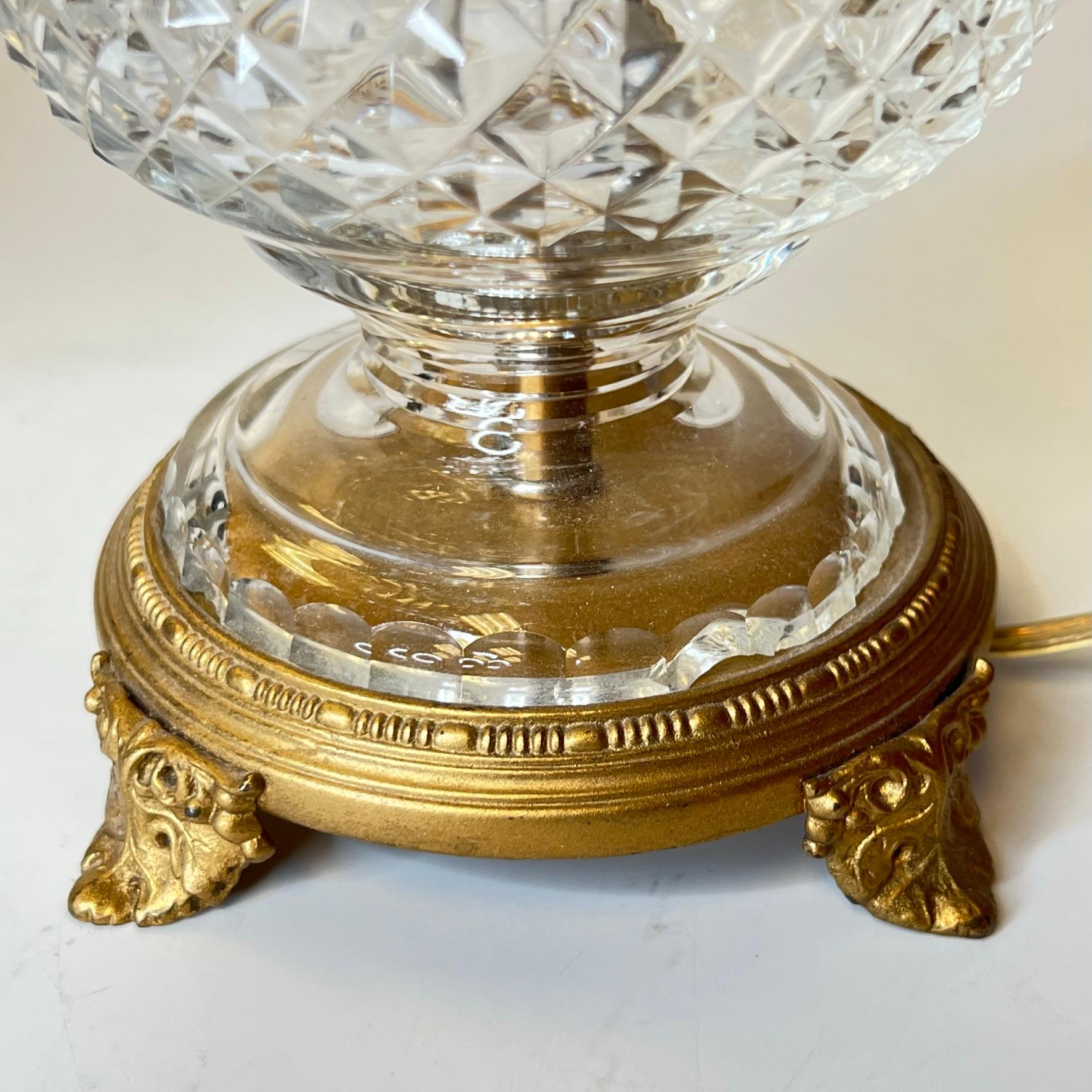 Paire de lampes de table en verre moulé et bronze doré en vente 6