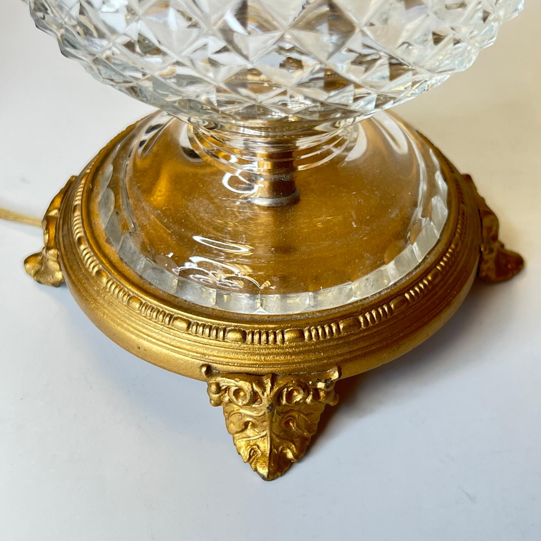 Paire de lampes de table en verre moulé et bronze doré en vente 7