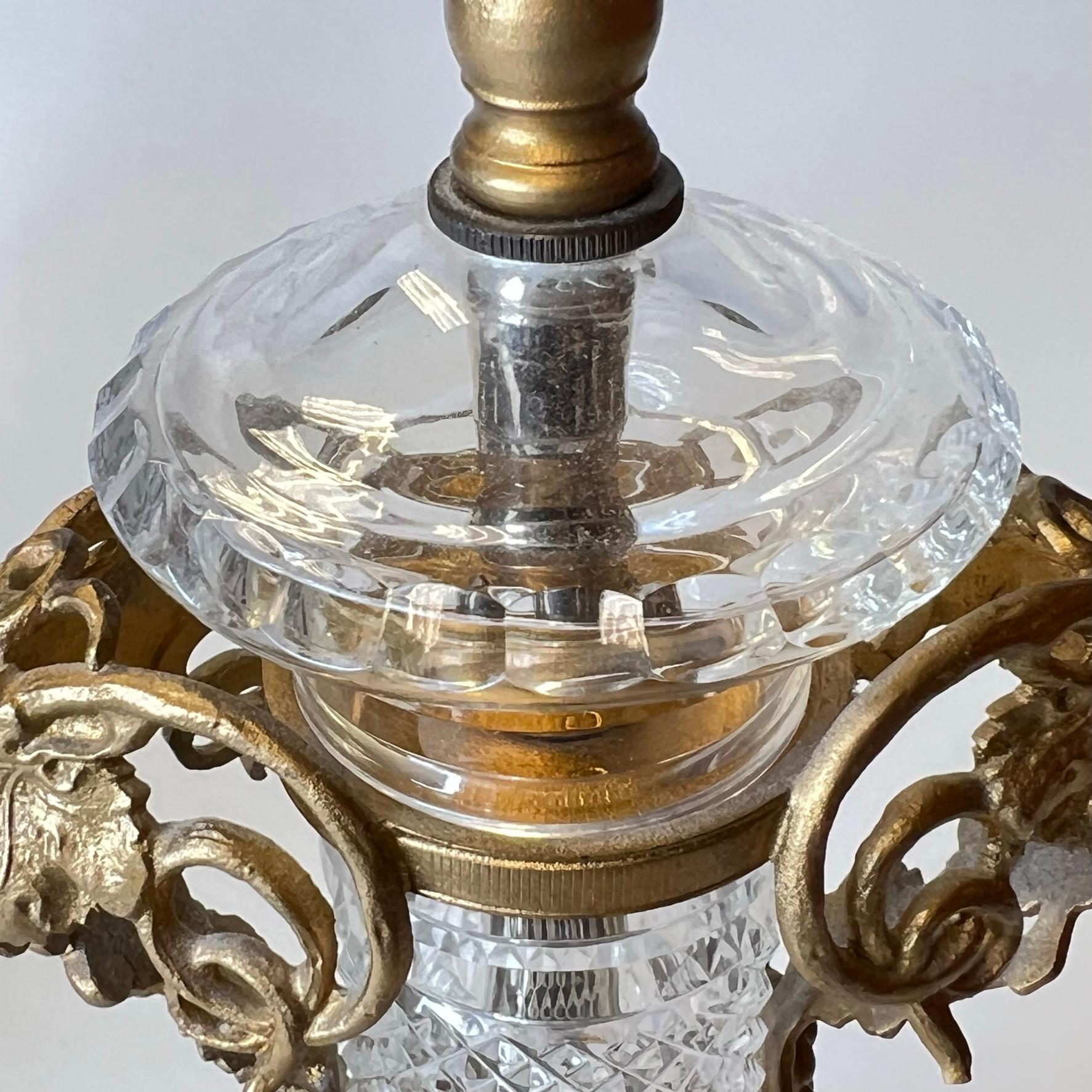 Paire de lampes de table en verre moulé et bronze doré en vente 11