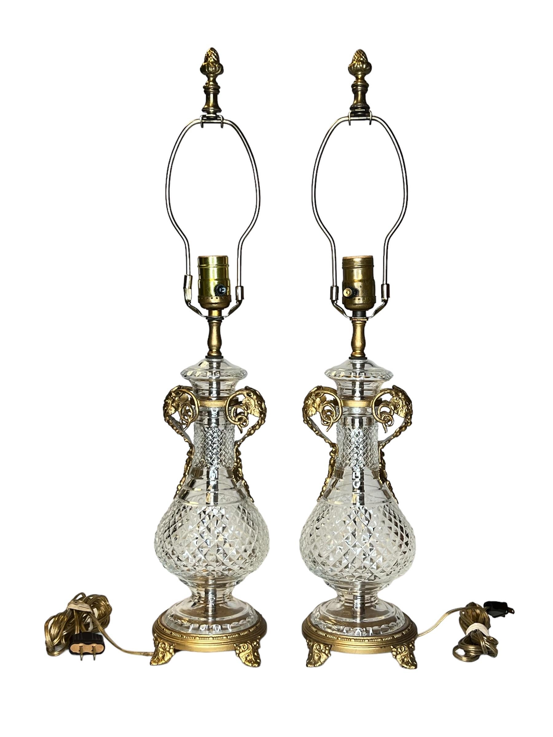 Néoclassique Paire de lampes de table en verre moulé et bronze doré en vente