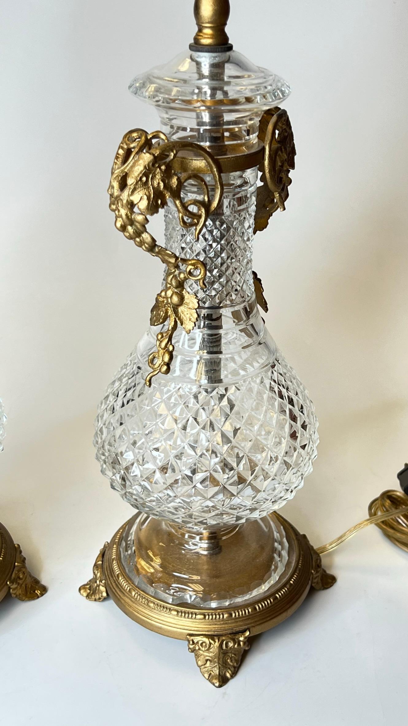 Américain Paire de lampes de table en verre moulé et bronze doré en vente