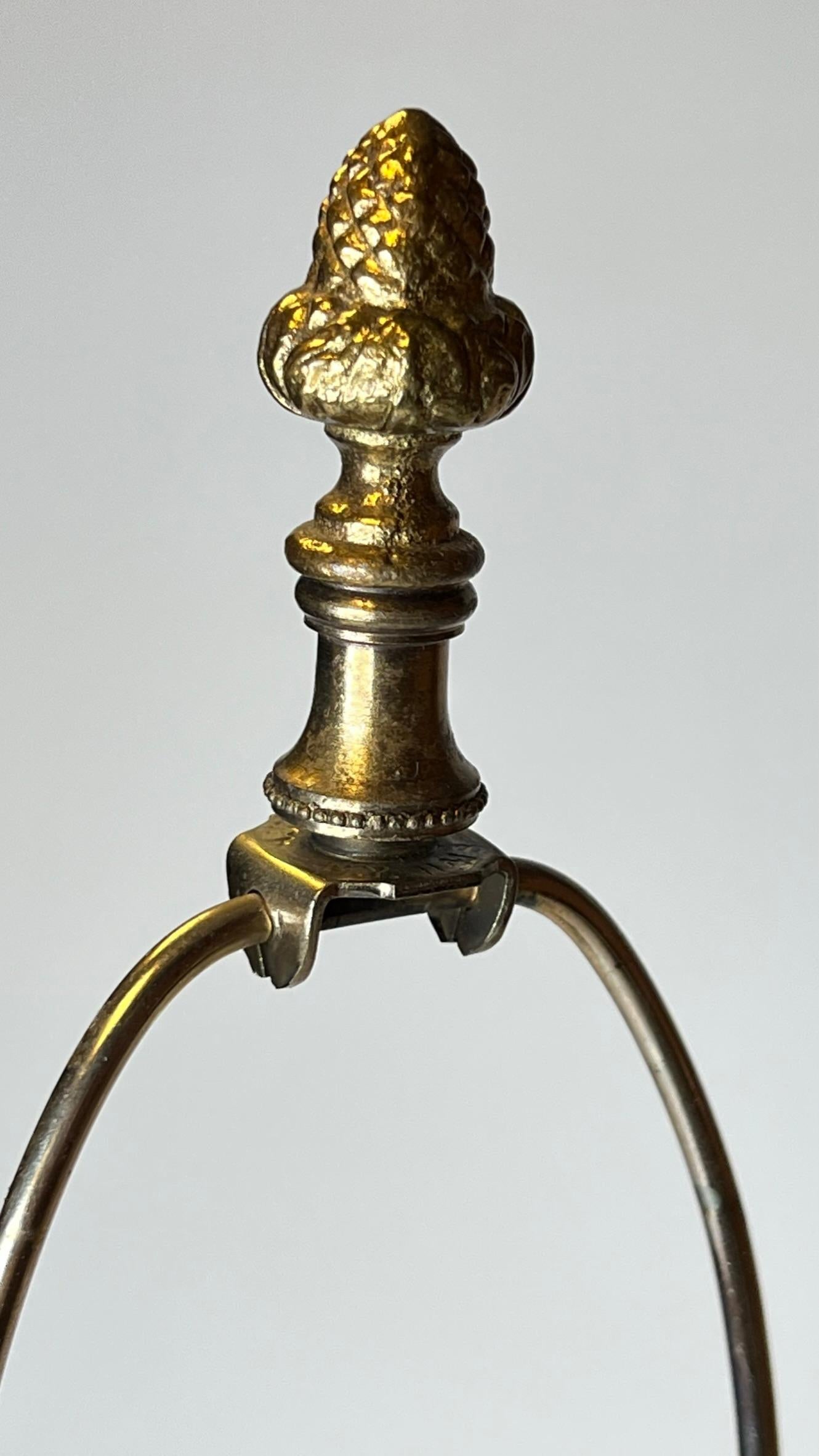 20ième siècle Paire de lampes de table en verre moulé et bronze doré en vente
