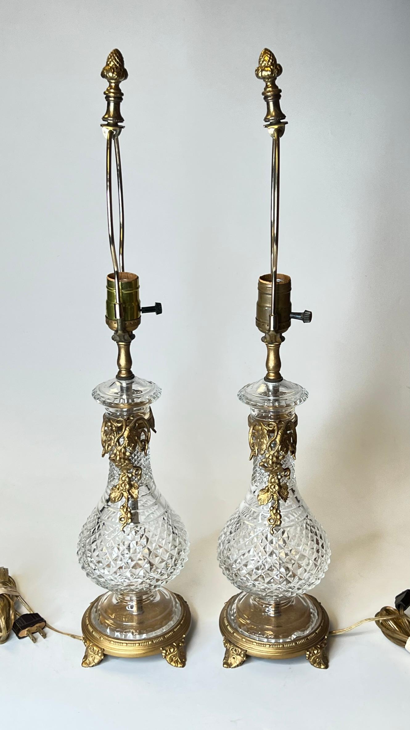 Paire de lampes de table en verre moulé et bronze doré en vente 1