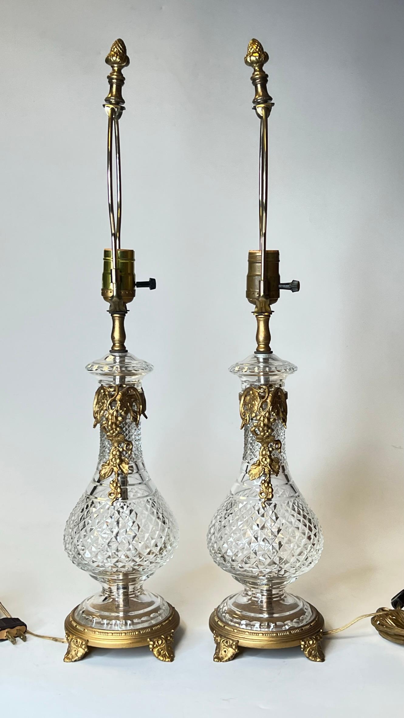 Paire de lampes de table en verre moulé et bronze doré en vente 2
