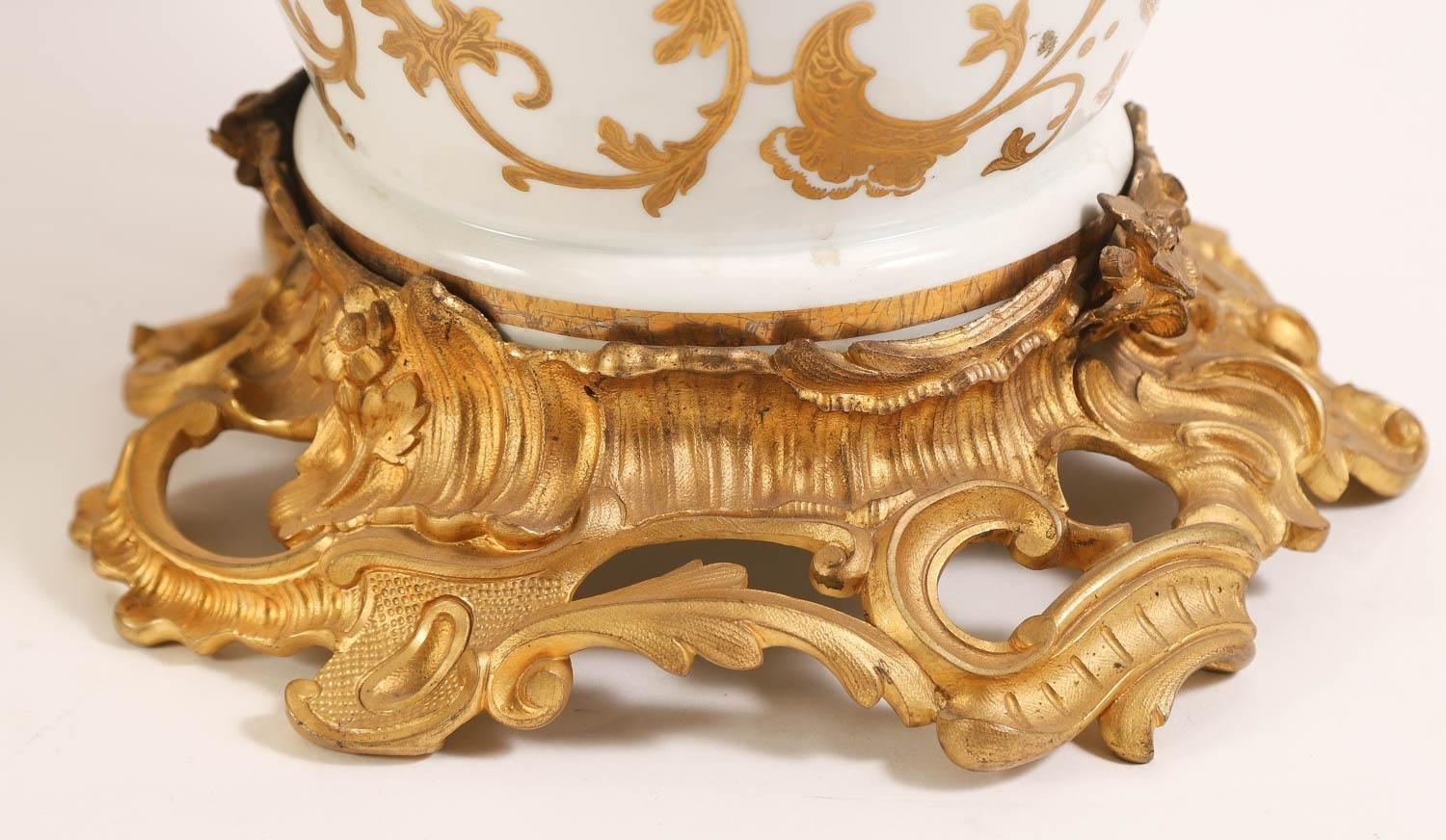 Paire de vases monumentaux de style Louis XV français du 19ème siècle avec montures en bronze doré Bon état - En vente à New York, NY