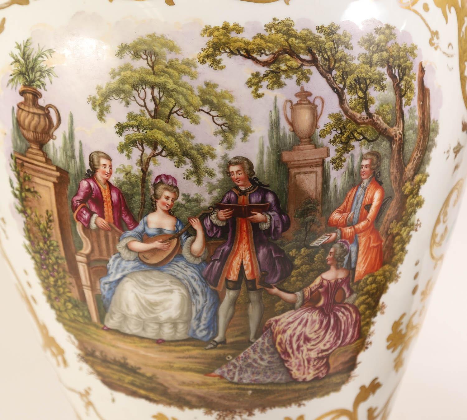 Bronze Paire de vases monumentaux de style Louis XV français du 19ème siècle avec montures en bronze doré en vente