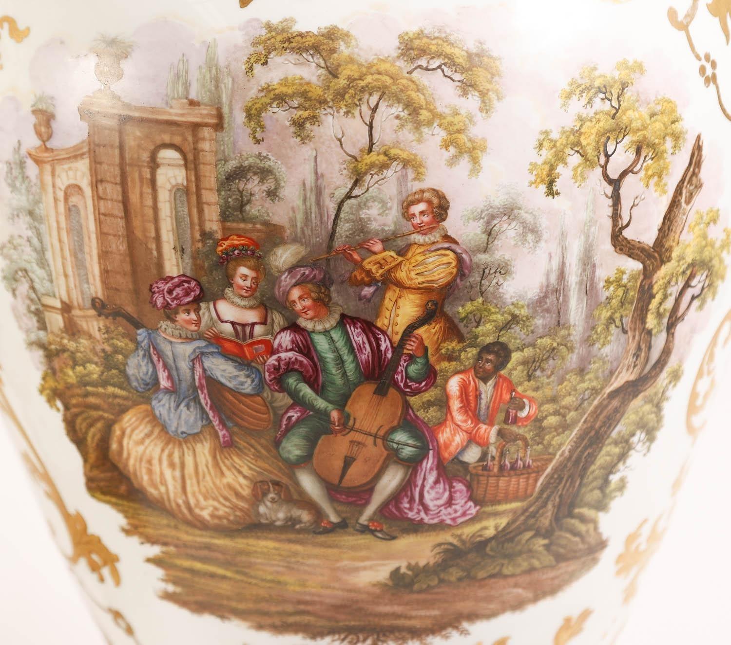 Paire de vases monumentaux de style Louis XV français du 19ème siècle avec montures en bronze doré en vente 1