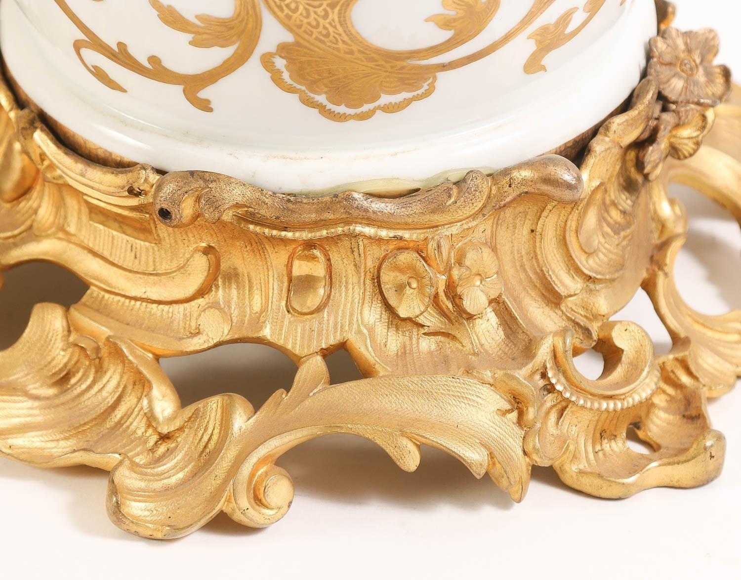 Paire de vases monumentaux de style Louis XV français du 19ème siècle avec montures en bronze doré en vente 2