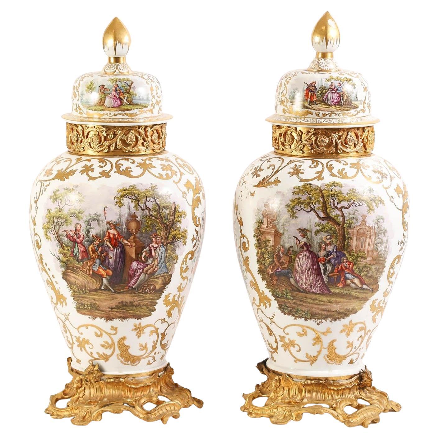 Paire de vases monumentaux de style Louis XV français du 19ème siècle avec montures en bronze doré en vente