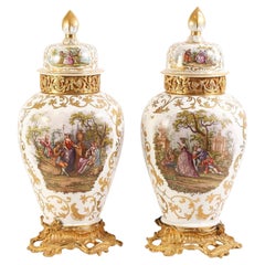 Paire de vases monumentaux de style Louis XV français du 19ème siècle avec montures en bronze doré