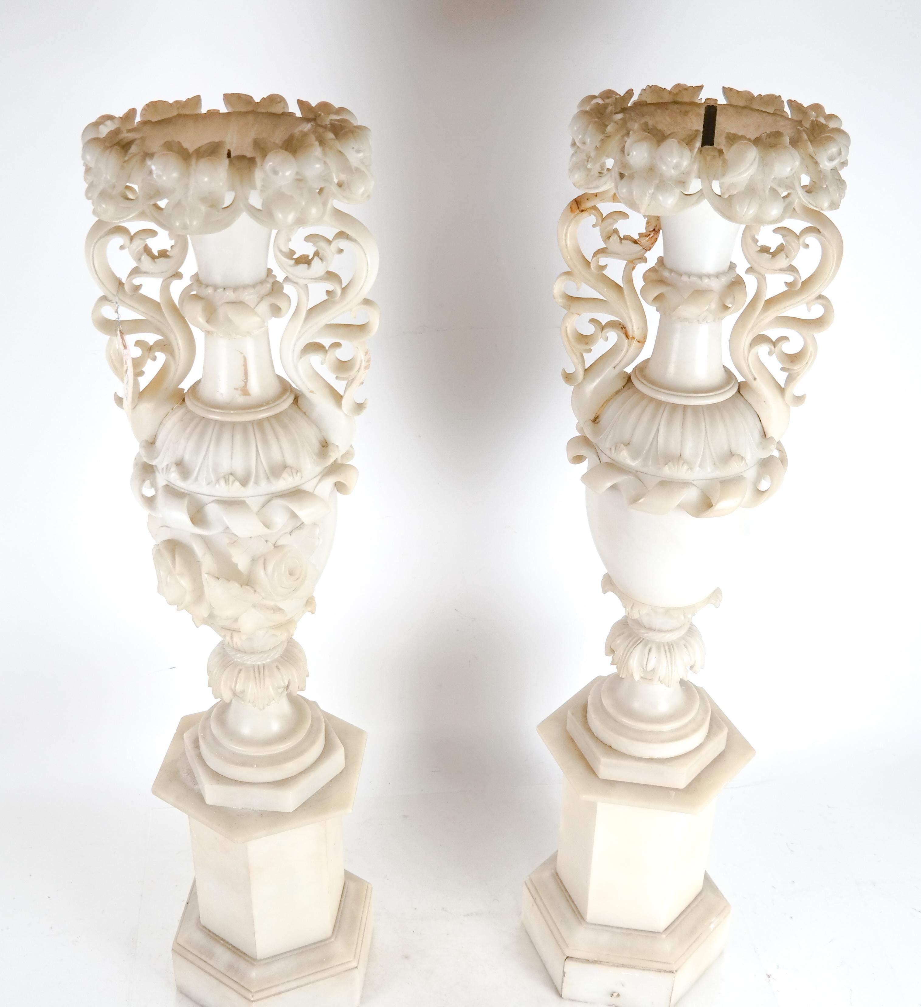 Paire de vases monumentaux en albâtre italiens du 19e siècle transformés en lampes, avec de magnifiques sculptures de fleurs et de fruits. Taille très impressionnante et sculpture de grande qualité.
Ils peuvent facilement être reconvertis en vases.