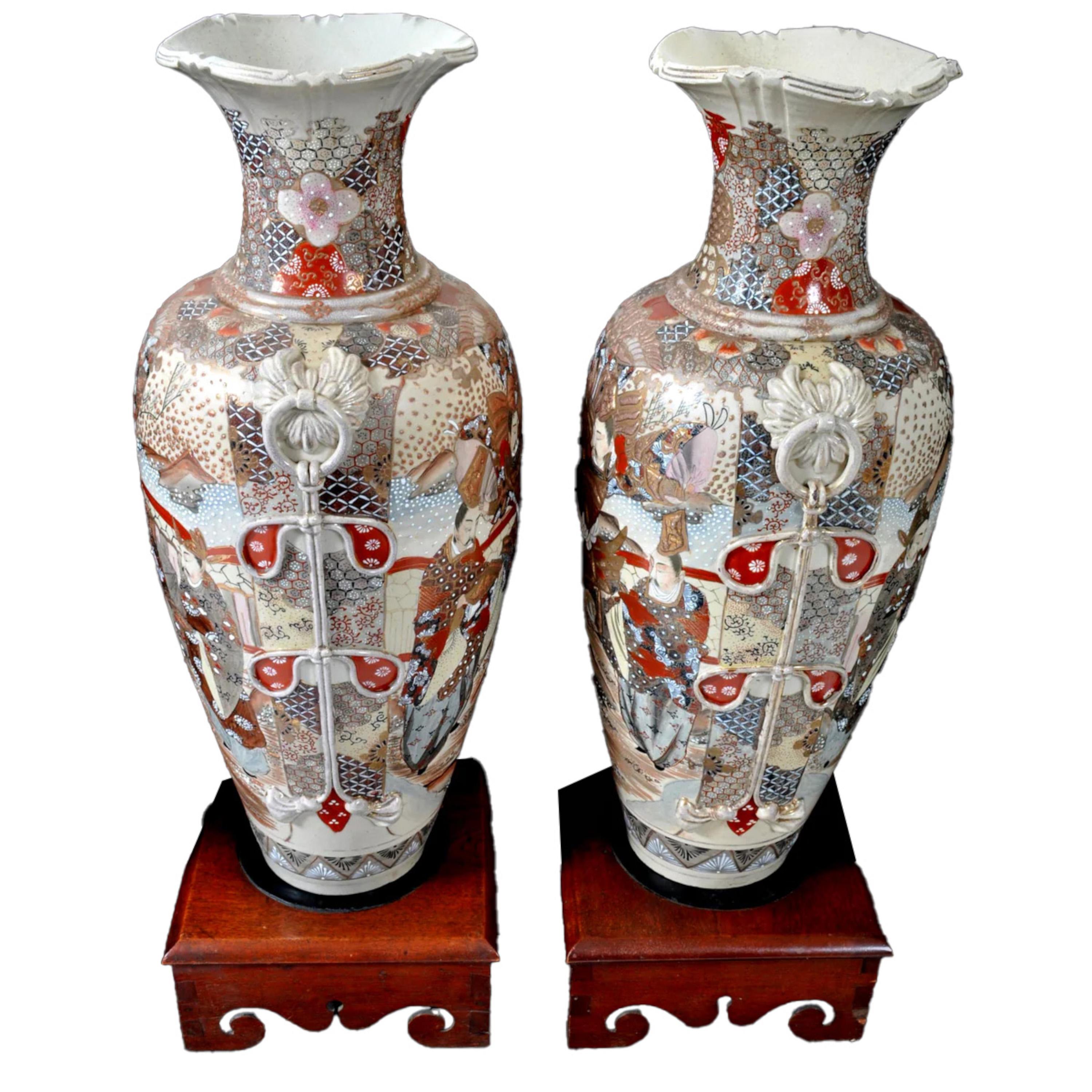Una bella coppia di antichi vasi monumentali giapponesi Satsuma con supporto, circa 1900.

I vasi hanno uno sfondo d'avorio e sono finemente dorati e dipinti a mano con smalti raffiguranti guerrieri samurai e dignitari imperiali, simboli storici
