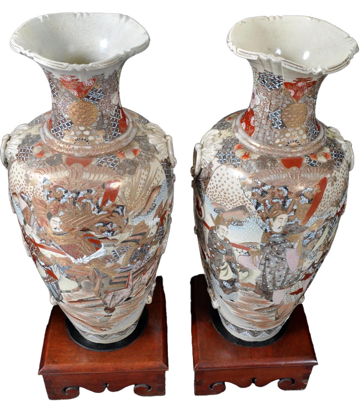 Giapponese Coppia monumentale di vasi antichi in ceramica Satsuma giapponese del periodo Meiji 1900 in vendita