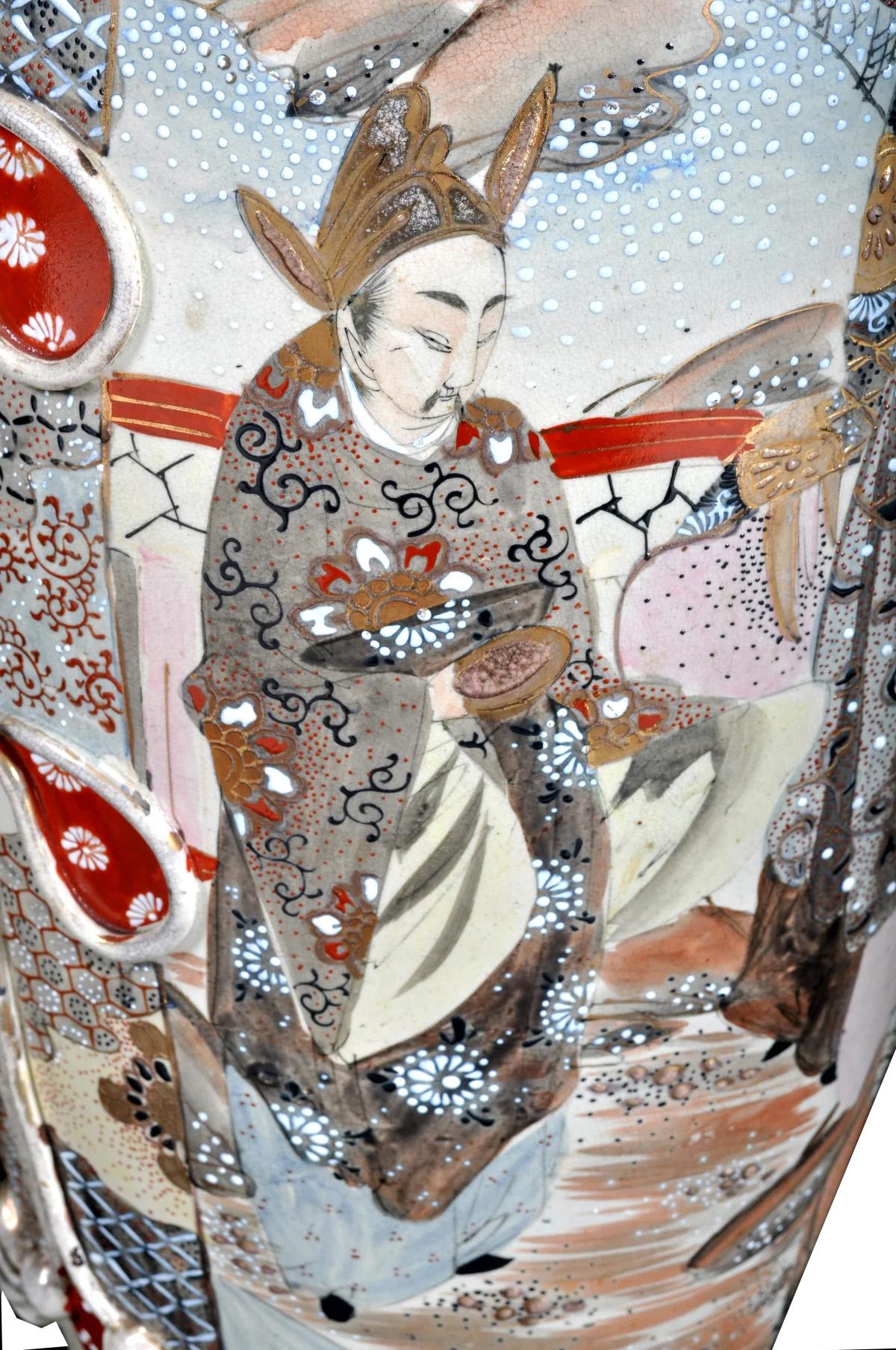 Dipinto a mano Coppia monumentale di vasi antichi in ceramica Satsuma giapponese del periodo Meiji 1900 in vendita