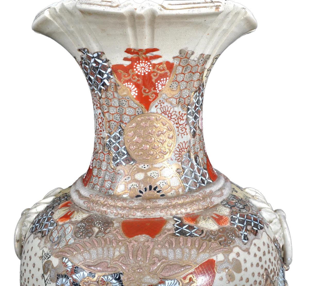 Coppia monumentale di vasi antichi in ceramica Satsuma giapponese del periodo Meiji 1900 In condizioni buone in vendita a Portland, OR