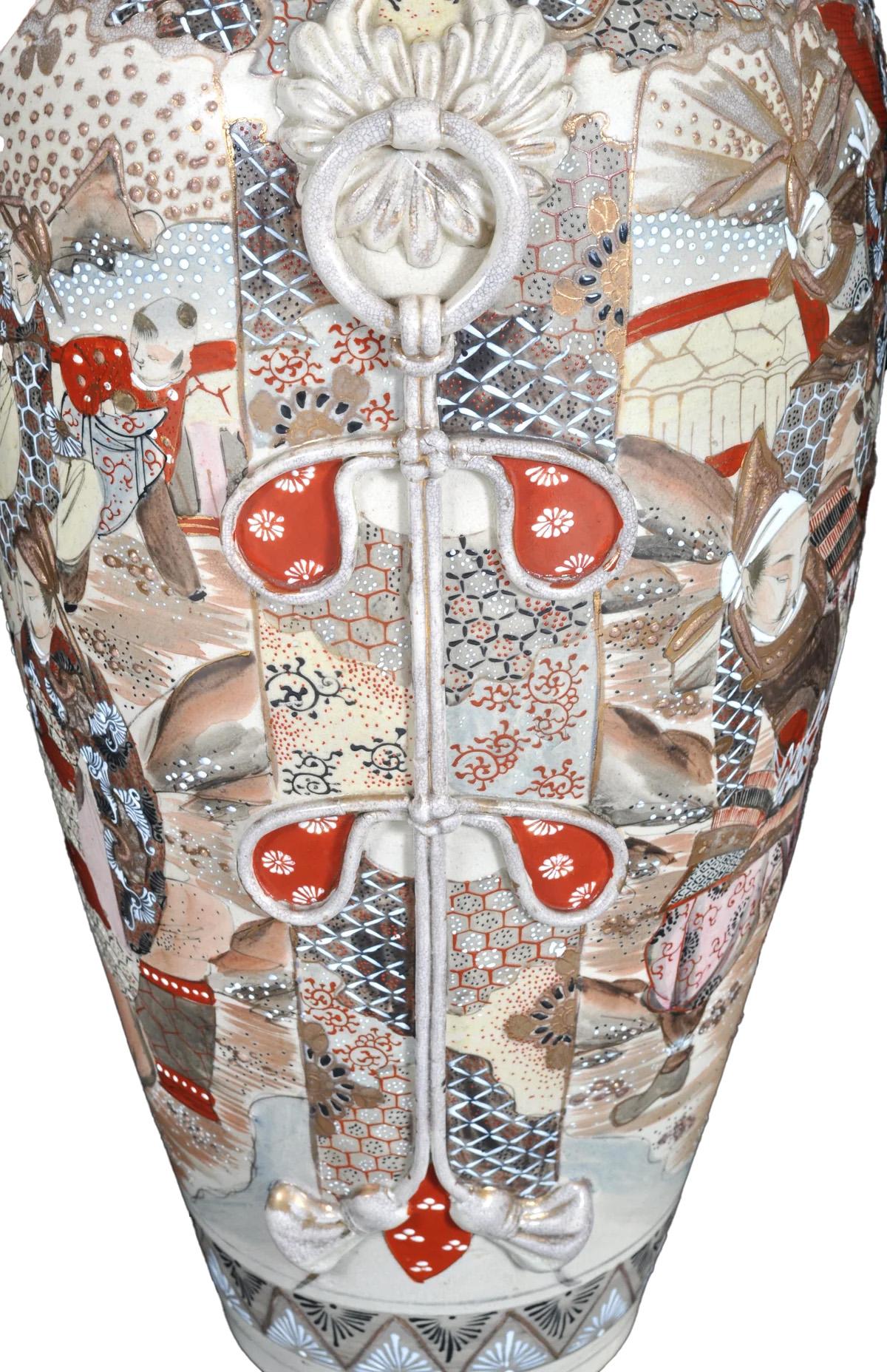 Terracotta Coppia monumentale di vasi antichi in ceramica Satsuma giapponese del periodo Meiji 1900 in vendita