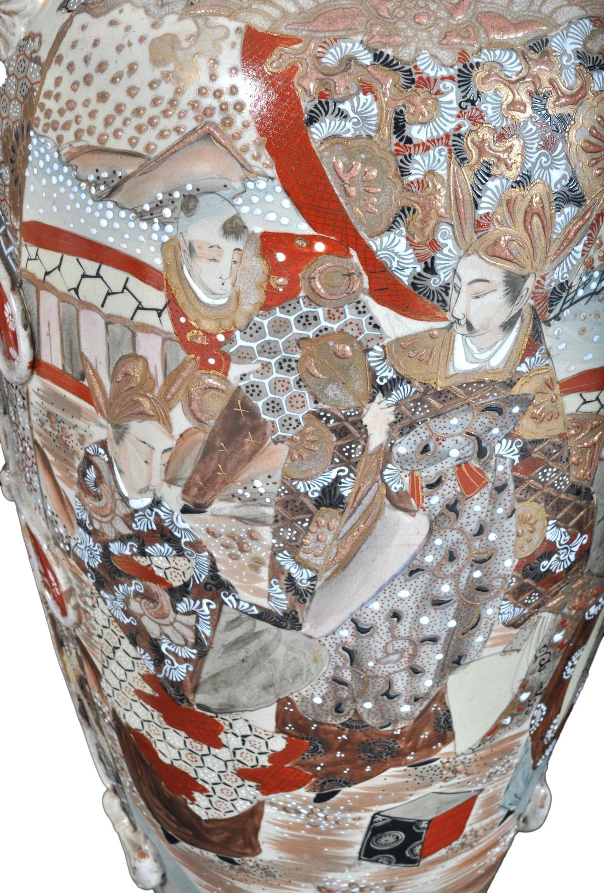 Coppia monumentale di vasi antichi in ceramica Satsuma giapponese del periodo Meiji 1900 in vendita 1