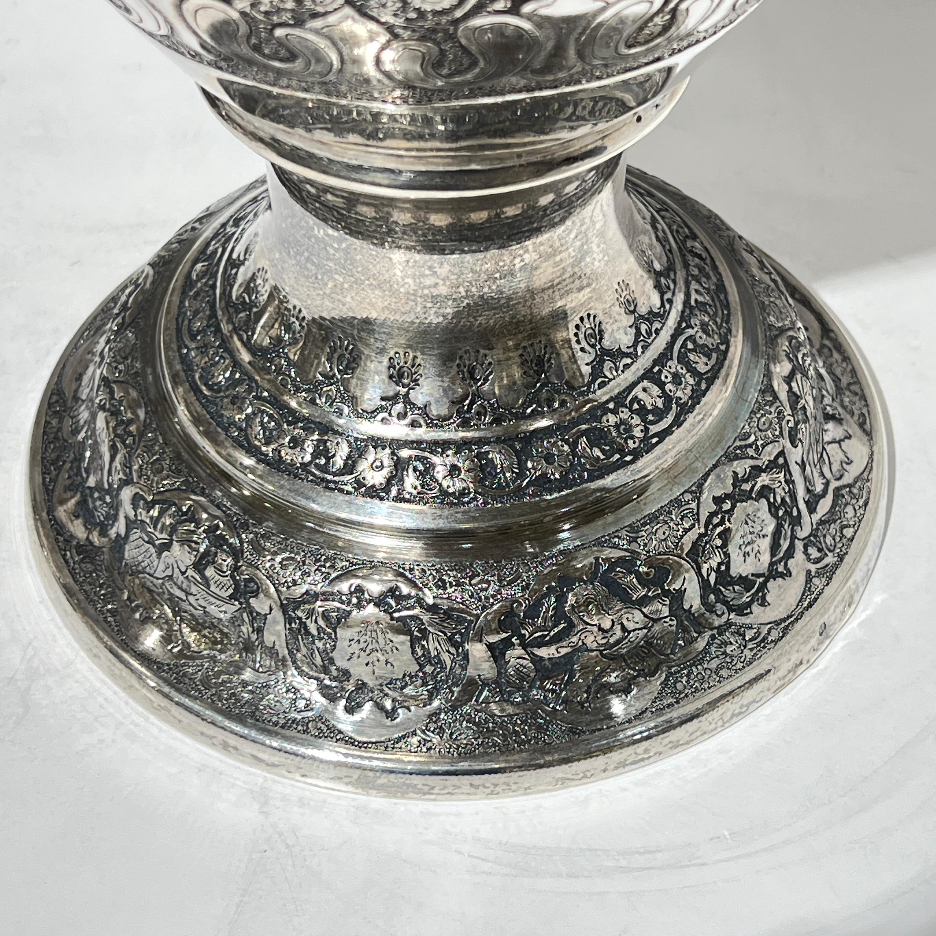Monumentale antike persische Repousse-Silbervasen im Repousse-Stil, Paar im Angebot 11