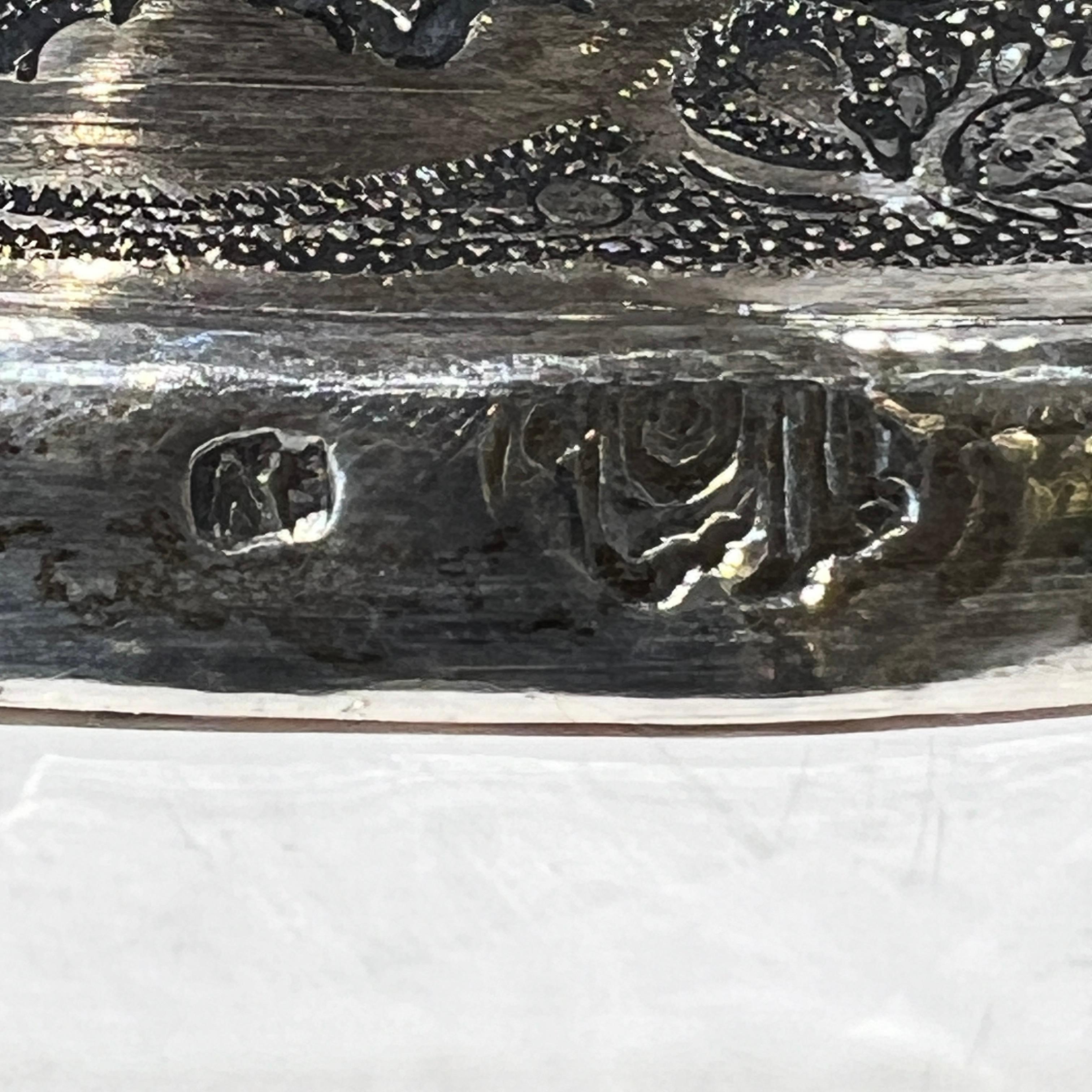 Monumentale antike persische Repousse-Silbervasen im Repousse-Stil, Paar im Angebot 12