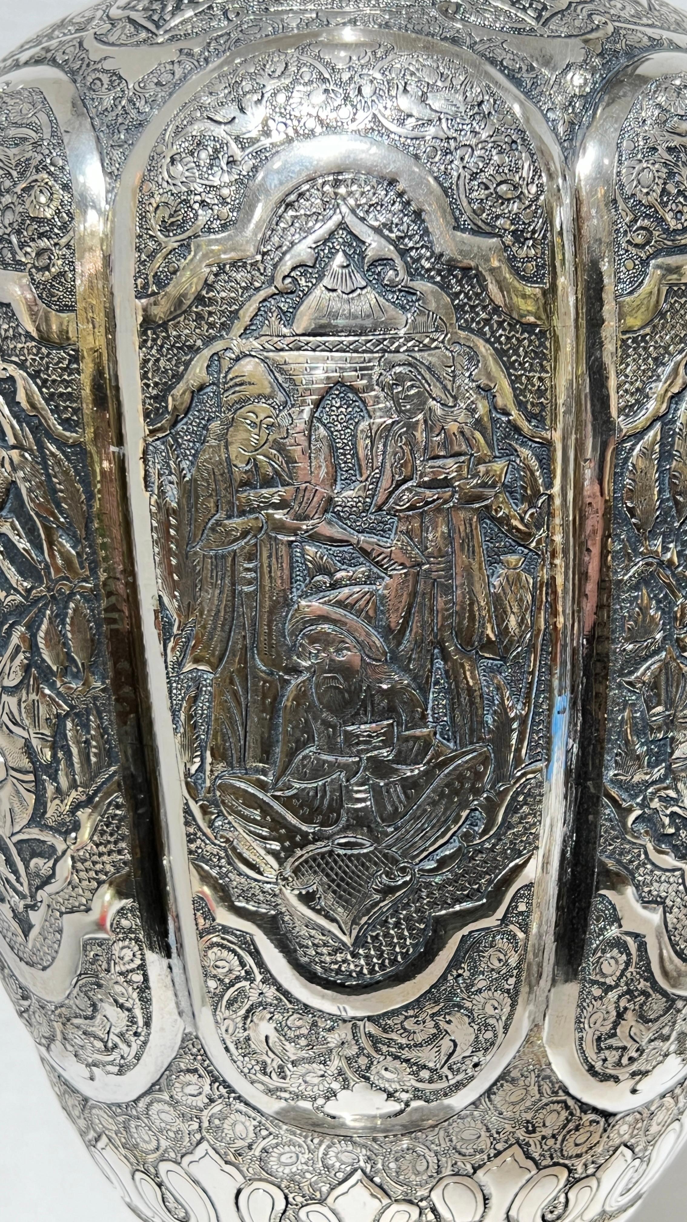 Monumentale antike persische Repousse-Silbervasen im Repousse-Stil, Paar im Angebot 14