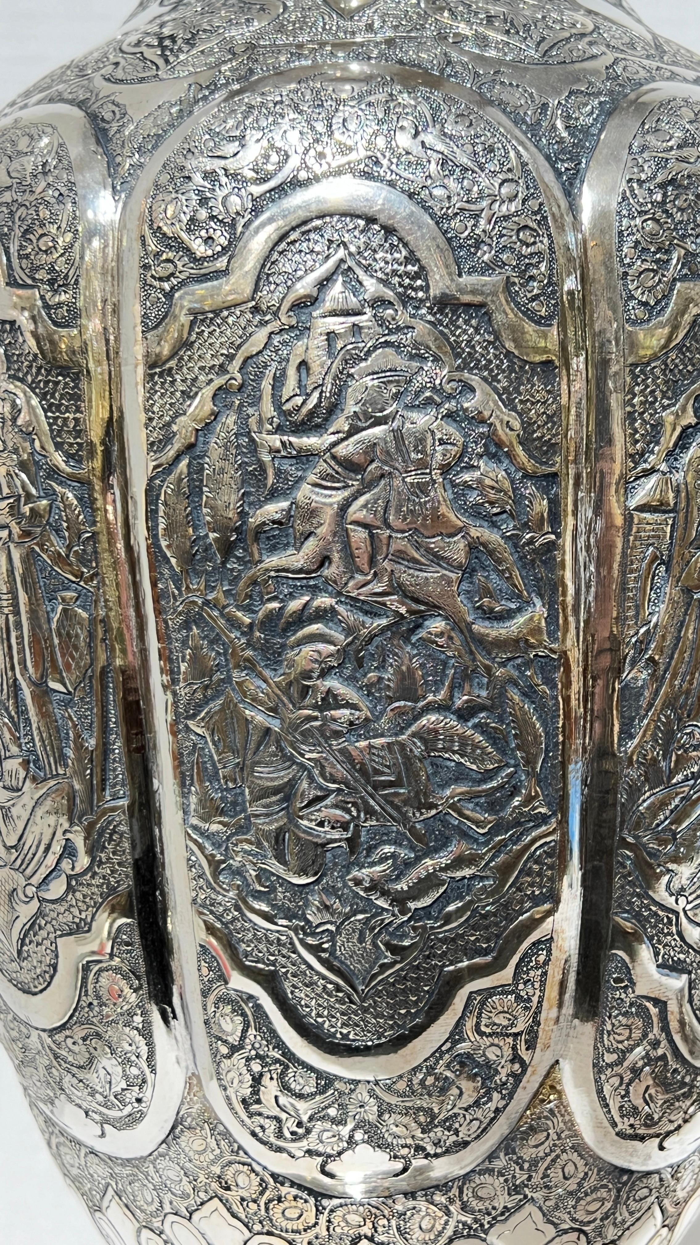 Monumentale antike persische Repousse-Silbervasen im Repousse-Stil, Paar im Angebot 15