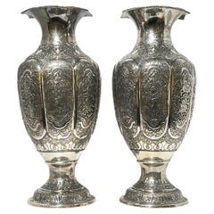 Paire de vases persans anciens monumentaux en argent repoussé