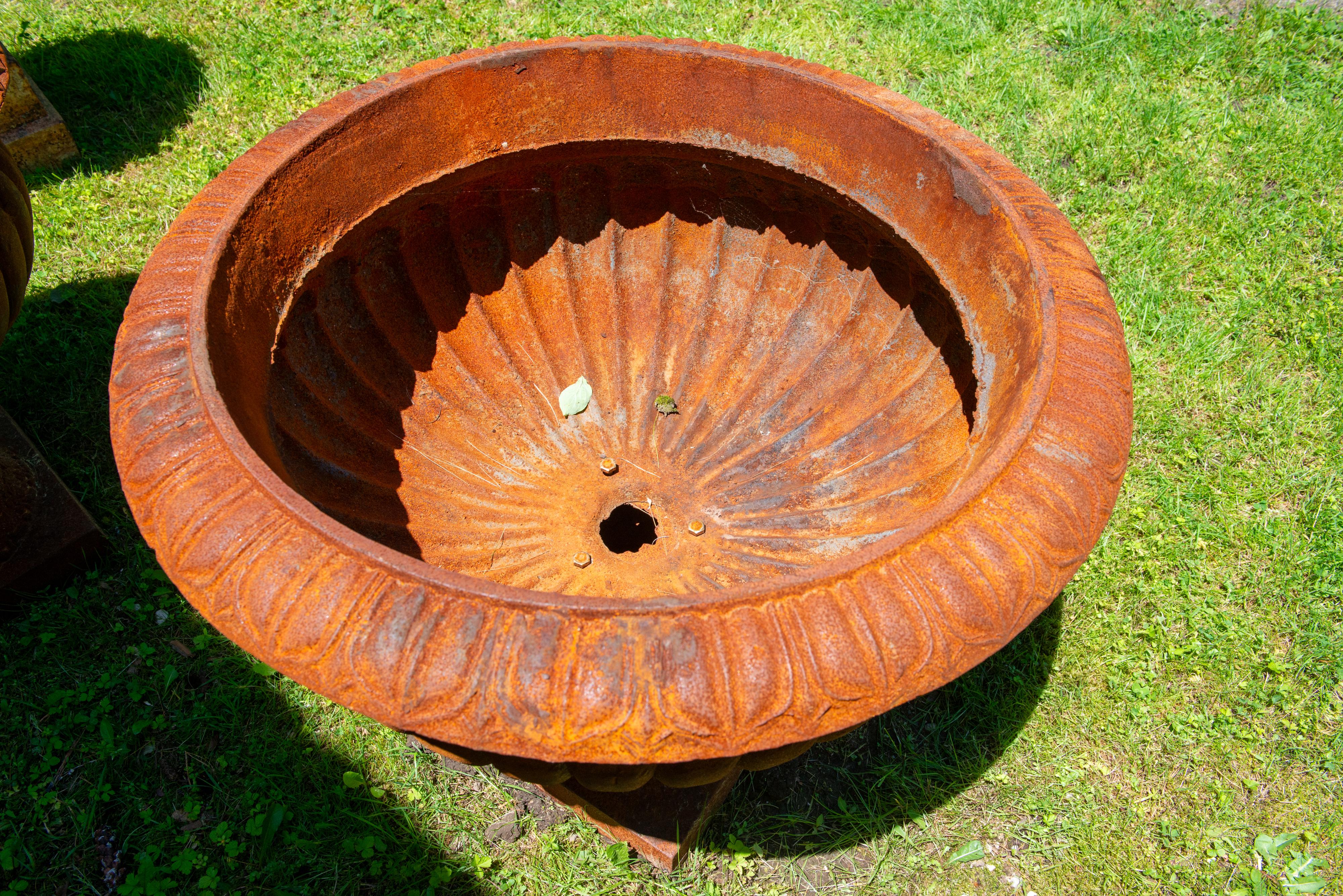 Coppia di fioriere monumentali in ghisa in vendita 4