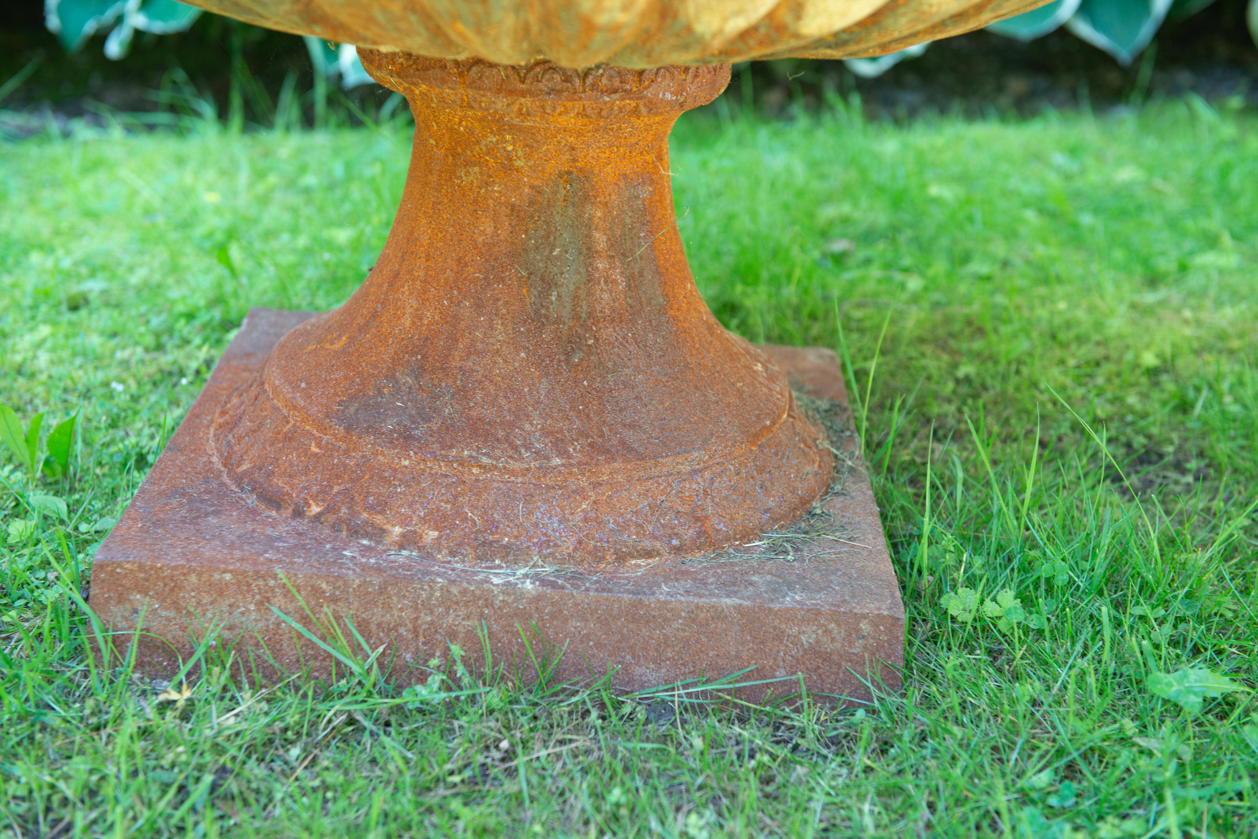 XX secolo Coppia di fioriere monumentali in ghisa in vendita