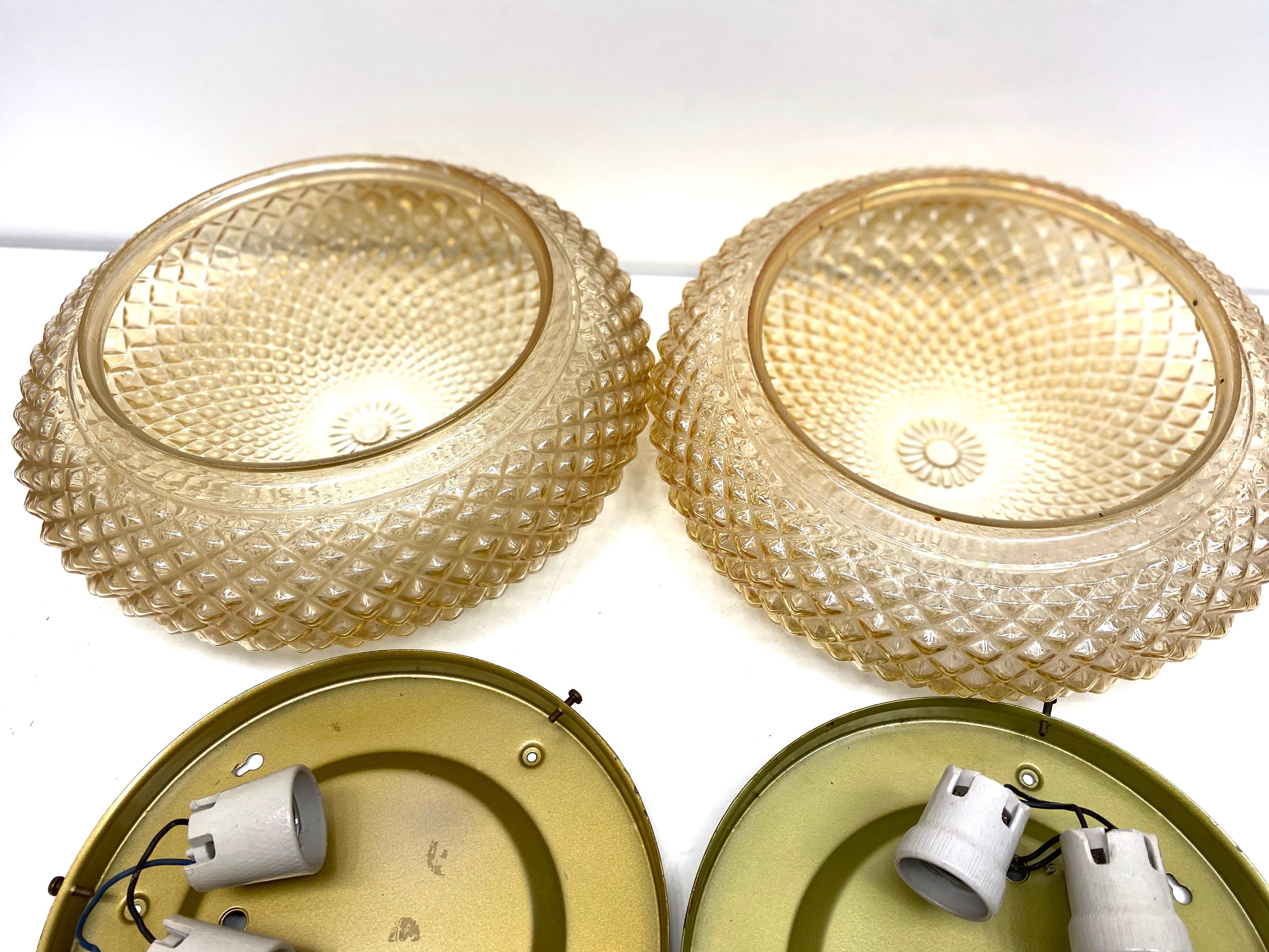 Paire de plafonniers encastrés monumentaux en verre à motif de cristal, années 1960 en vente 4