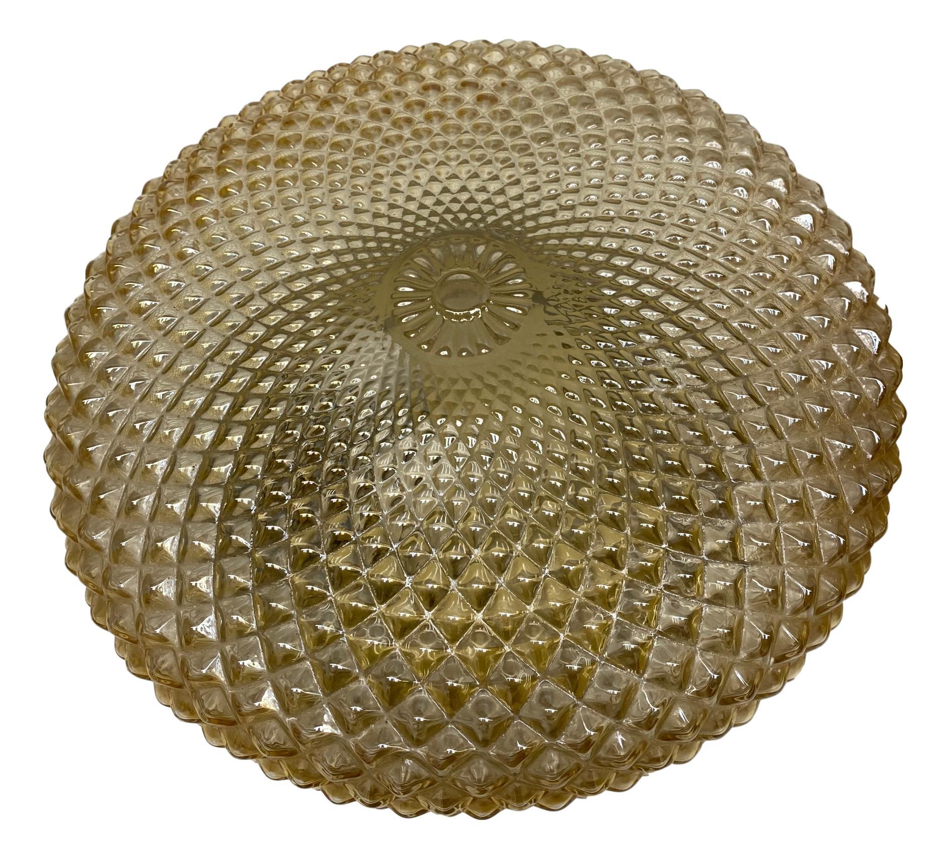 Une paire d'étonnantes montures encastrées en verre ambré à motif cristal. Fabriqué en Allemagne par Glashütte Limburg. Magnifique montage encastré en verre texturé avec fixation en métal. Chaque luminaire requiert deux ampoules européennes E27