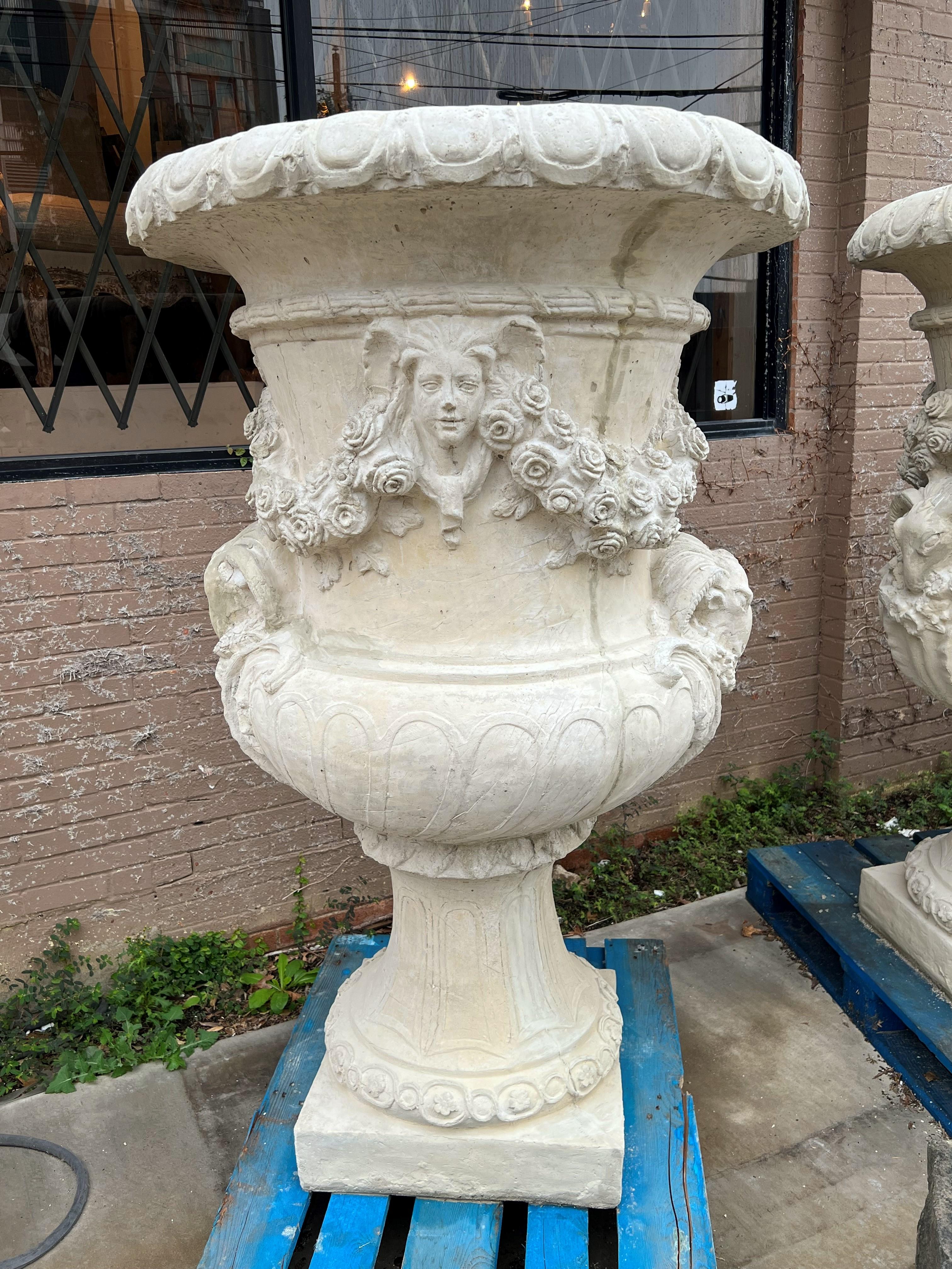 Monumentale französische Chateau-Urnen aus Guss, Vasen du Printemps, Paar im Angebot 7