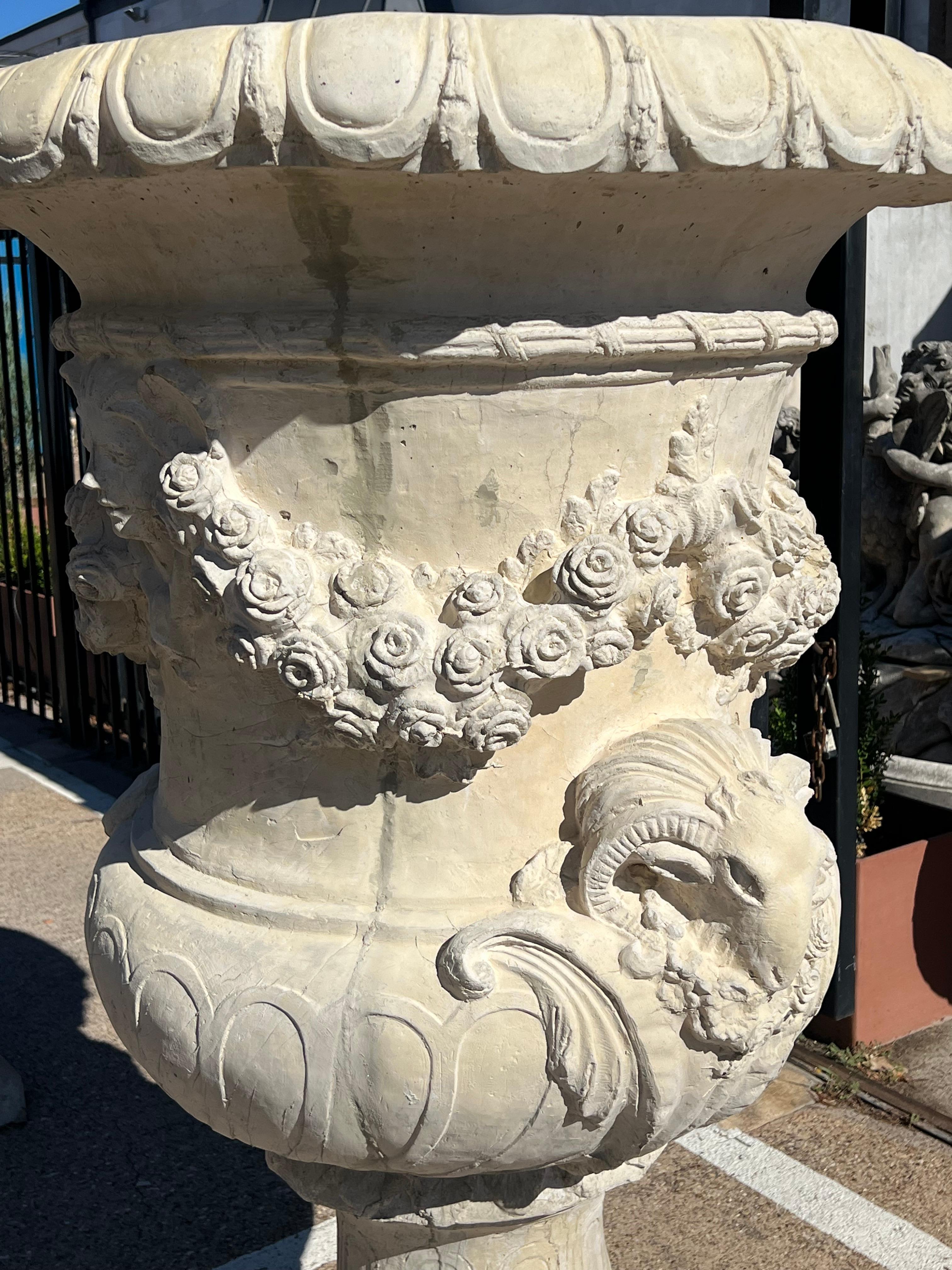 Monumentale französische Chateau-Urnen aus Guss, Vasen du Printemps, Paar im Angebot 9
