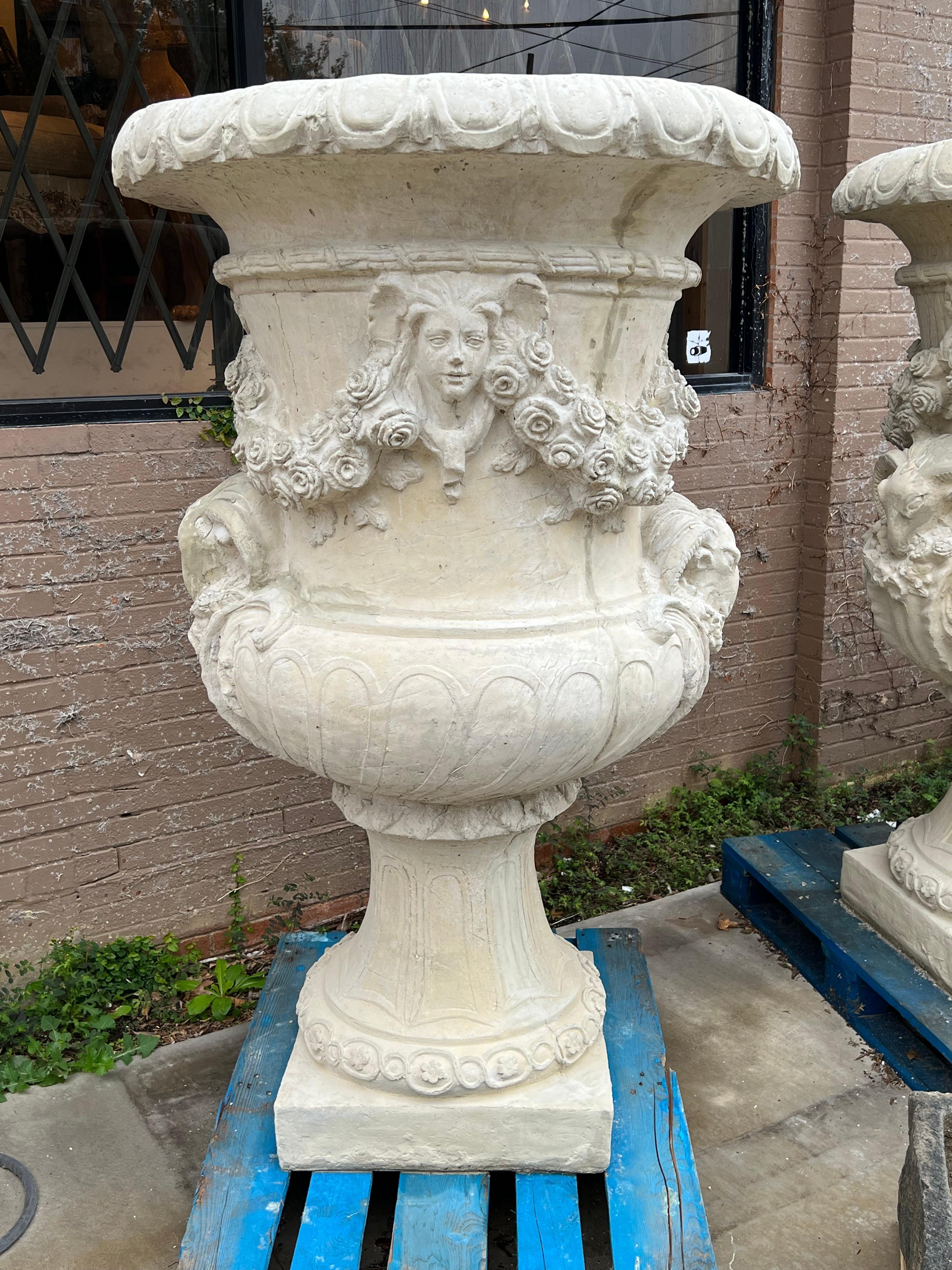 Monumentale französische Chateau-Urnen aus Guss, Vasen du Printemps, Paar (Zement) im Angebot