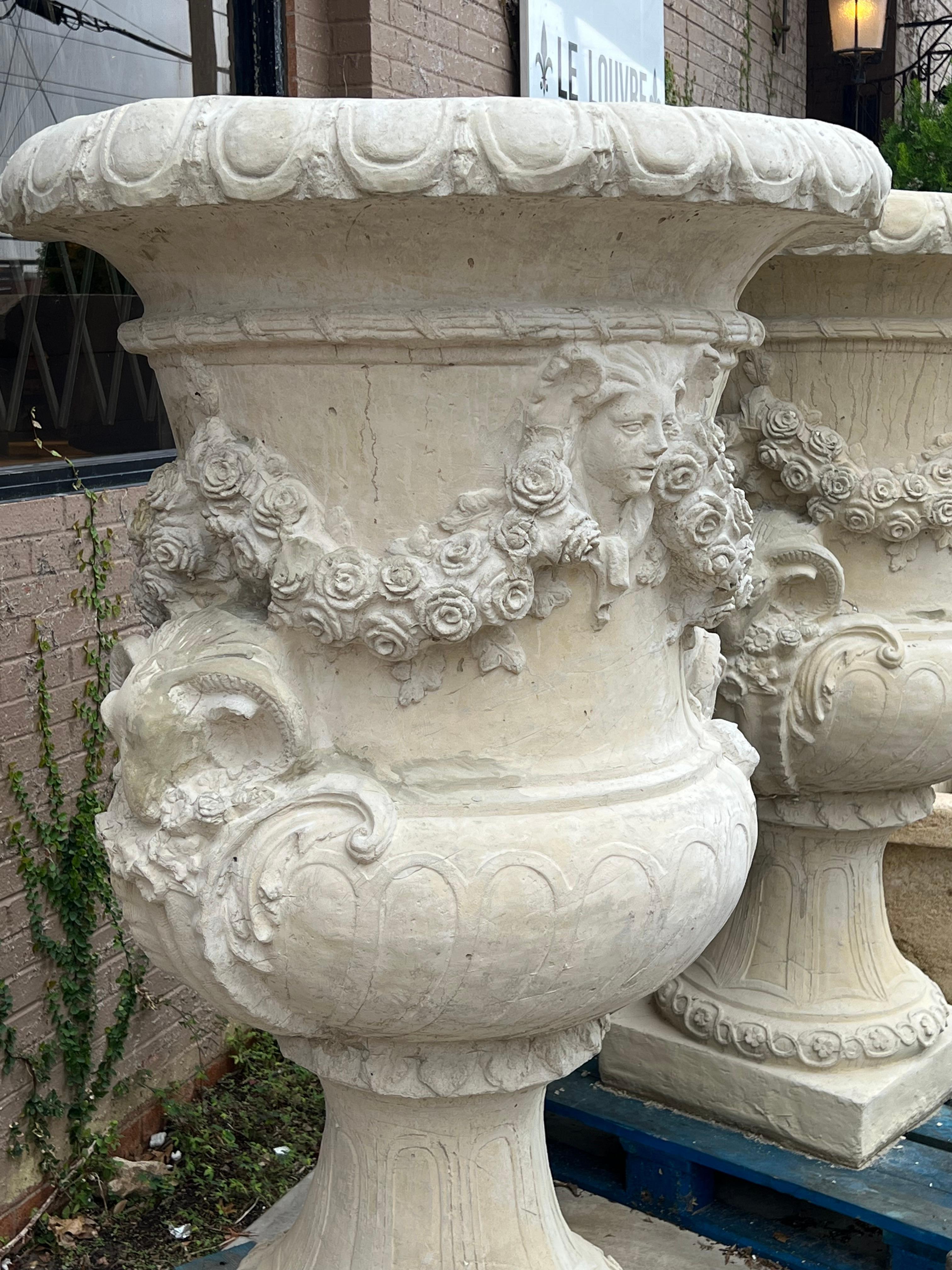 Monumentale französische Chateau-Urnen aus Guss, Vasen du Printemps, Paar im Angebot 1