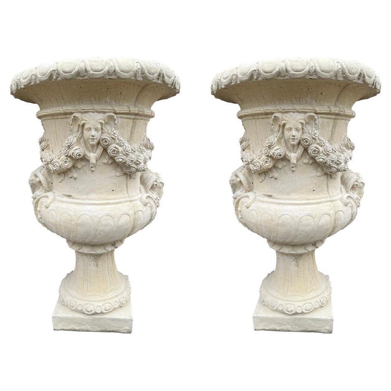 Monumentale französische Chateau-Urnen aus Guss, Vasen du Printemps, Paar  im Angebot bei 1stDibs
