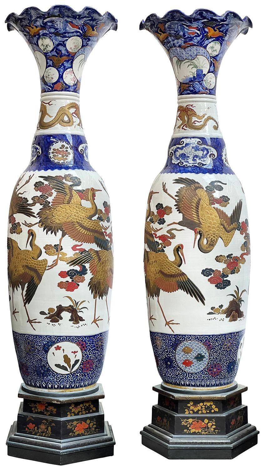 Una splendida coppia di vasi Imari con bordo increspato del periodo Meiji, risalenti alla fine del XIX secolo. Ciascuna di esse presenta un'audace decorazione in bianco e blu, scene che raffigurano gru che si nutrono con alte luci dorate, bande di