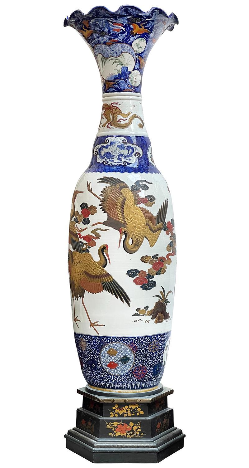 Giapponese Coppia di vasi Imari giapponesi monumentali, XIX secolo in vendita