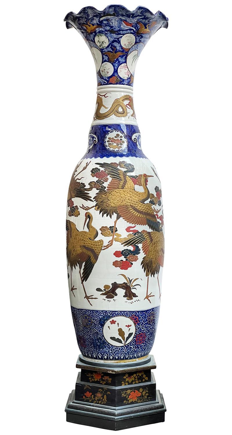 Dipinto a mano Coppia di vasi Imari giapponesi monumentali, XIX secolo in vendita