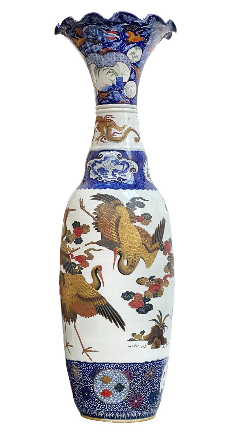 Coppia di vasi Imari giapponesi monumentali, XIX secolo In condizioni buone in vendita a Brighton, Sussex