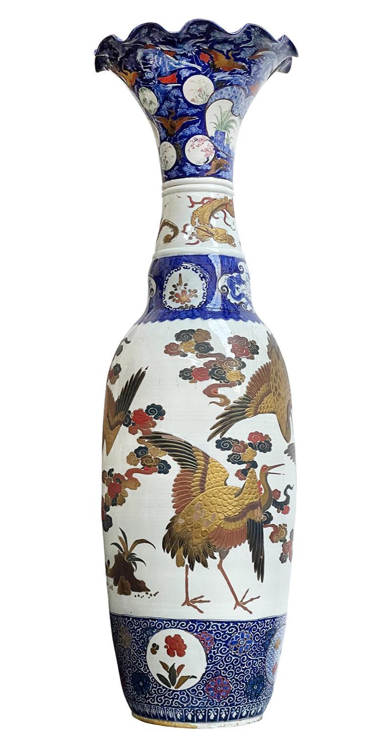 Porcellana Coppia di vasi Imari giapponesi monumentali, XIX secolo in vendita