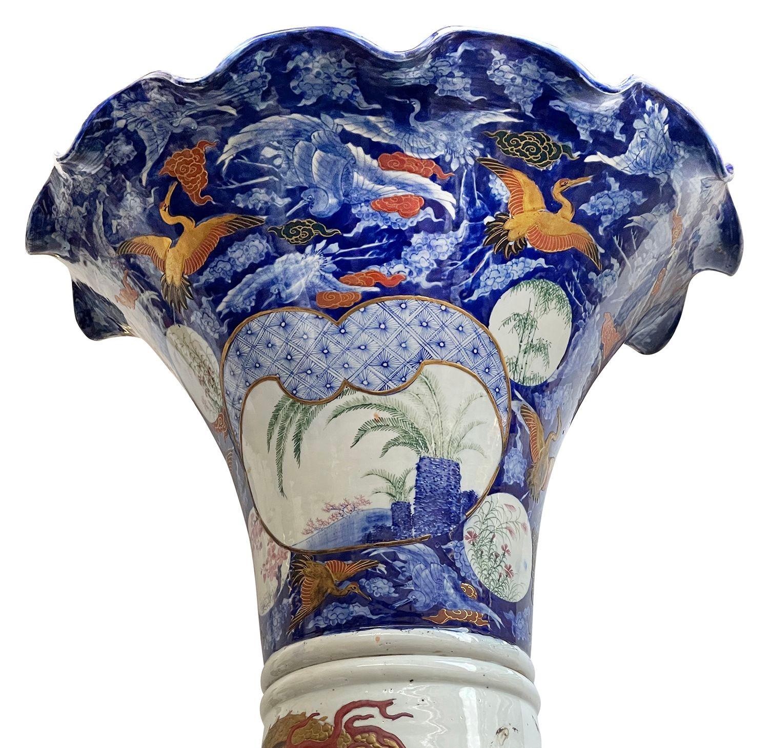 Coppia di vasi Imari giapponesi monumentali, XIX secolo in vendita 2