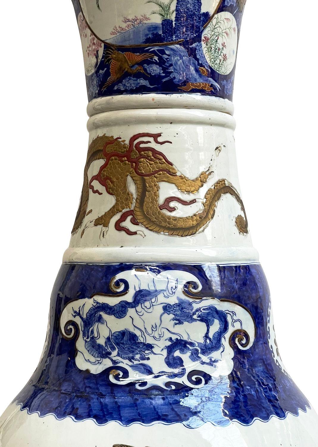 Coppia di vasi Imari giapponesi monumentali, XIX secolo in vendita 3