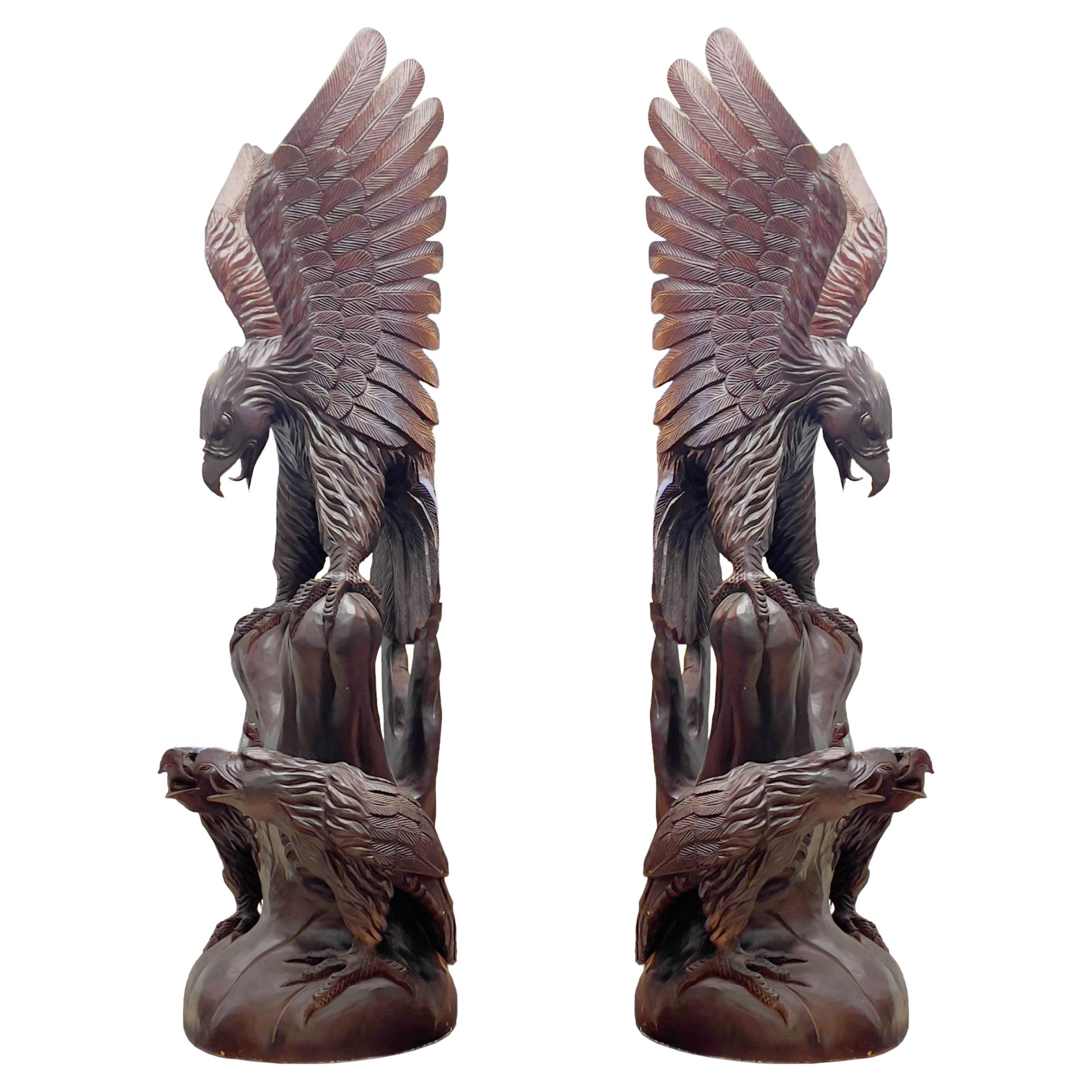 Paire de statues monumentales chinoises d'aigle en bois sculpté