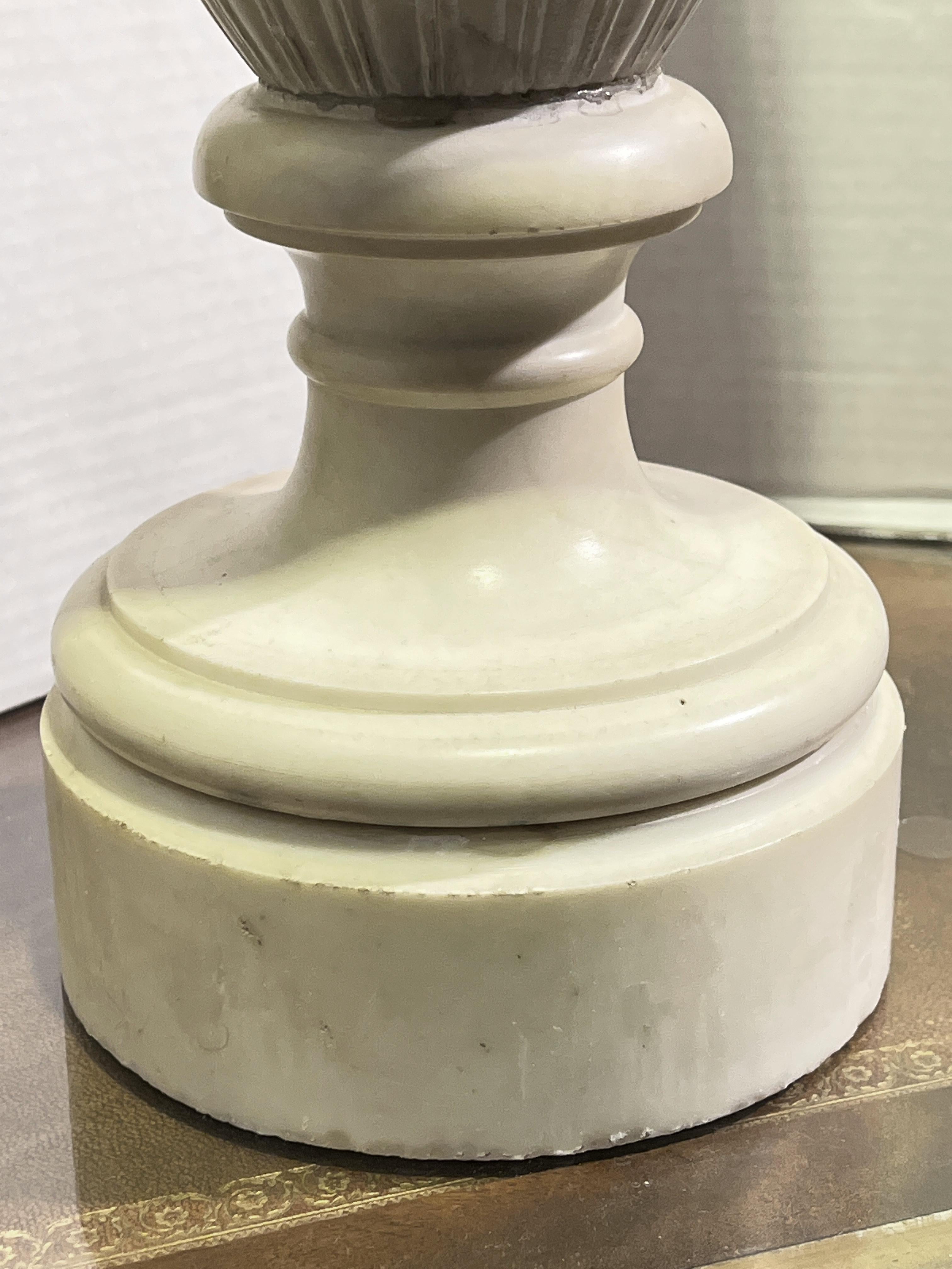 Monumentale neoklassizistische geschnitzte Urnen aus weißem Marmor, Paar im Angebot 4