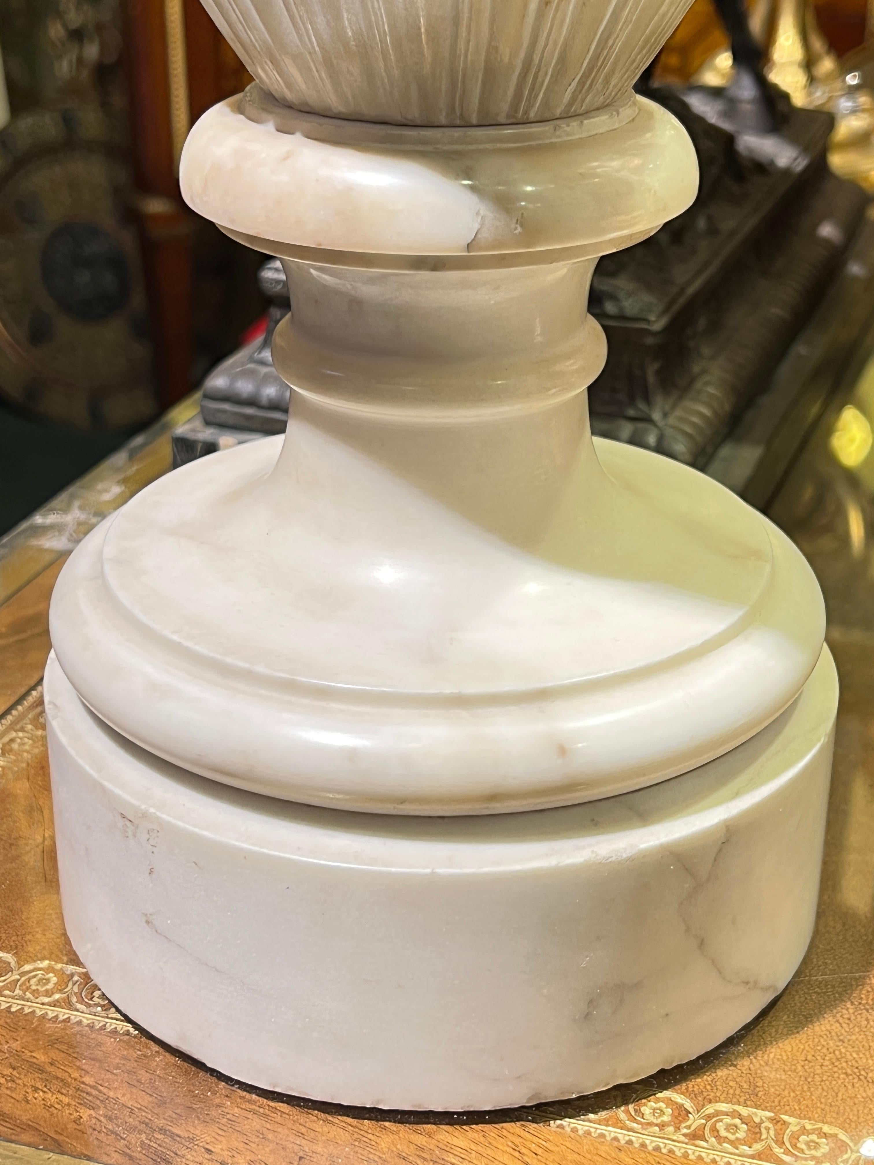 Pareja de Urnas Monumentales Neoclásicas de Mármol Blanco Tallado en venta 6