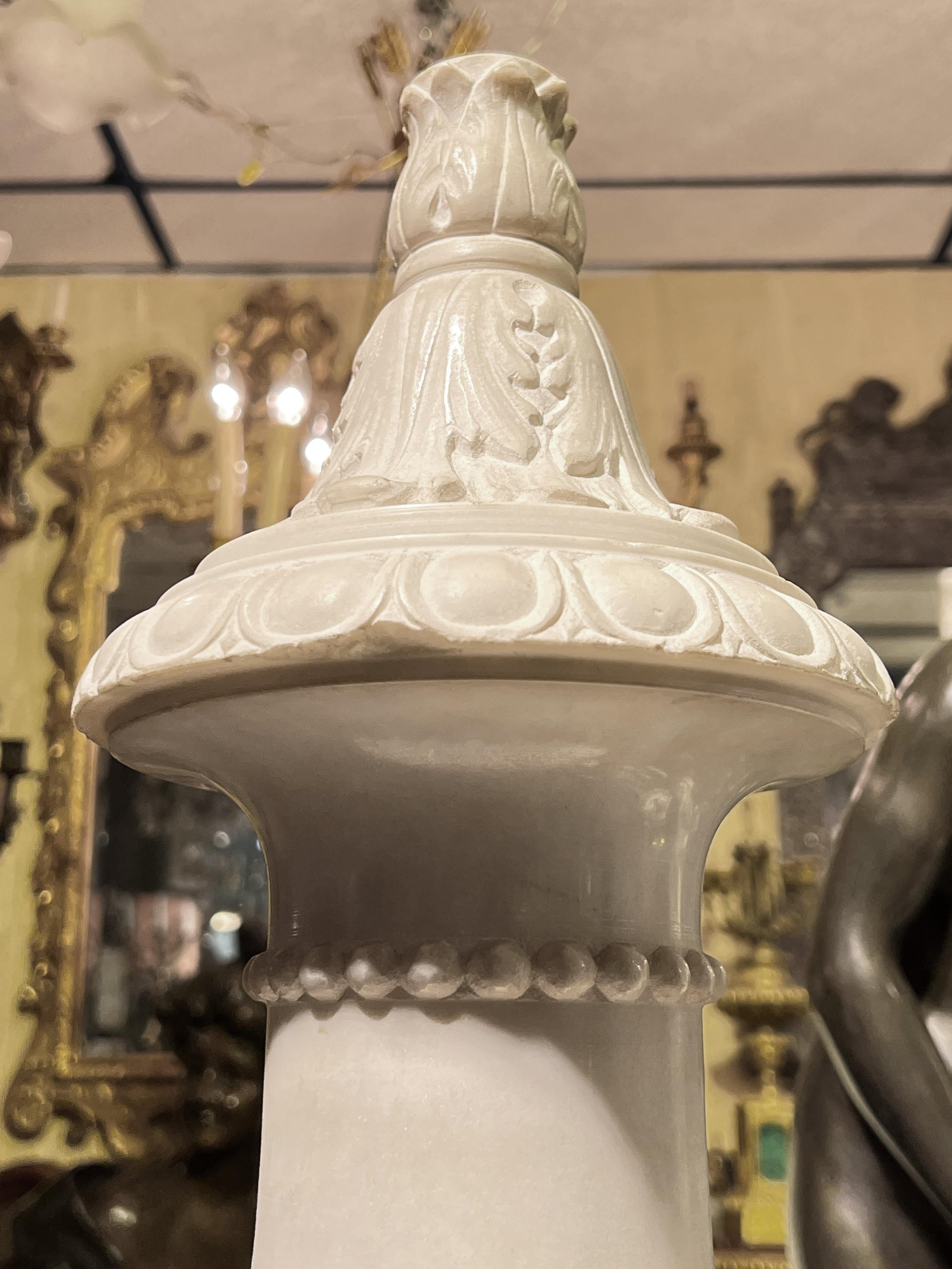 Monumentale neoklassizistische geschnitzte Urnen aus weißem Marmor, Paar im Angebot 7