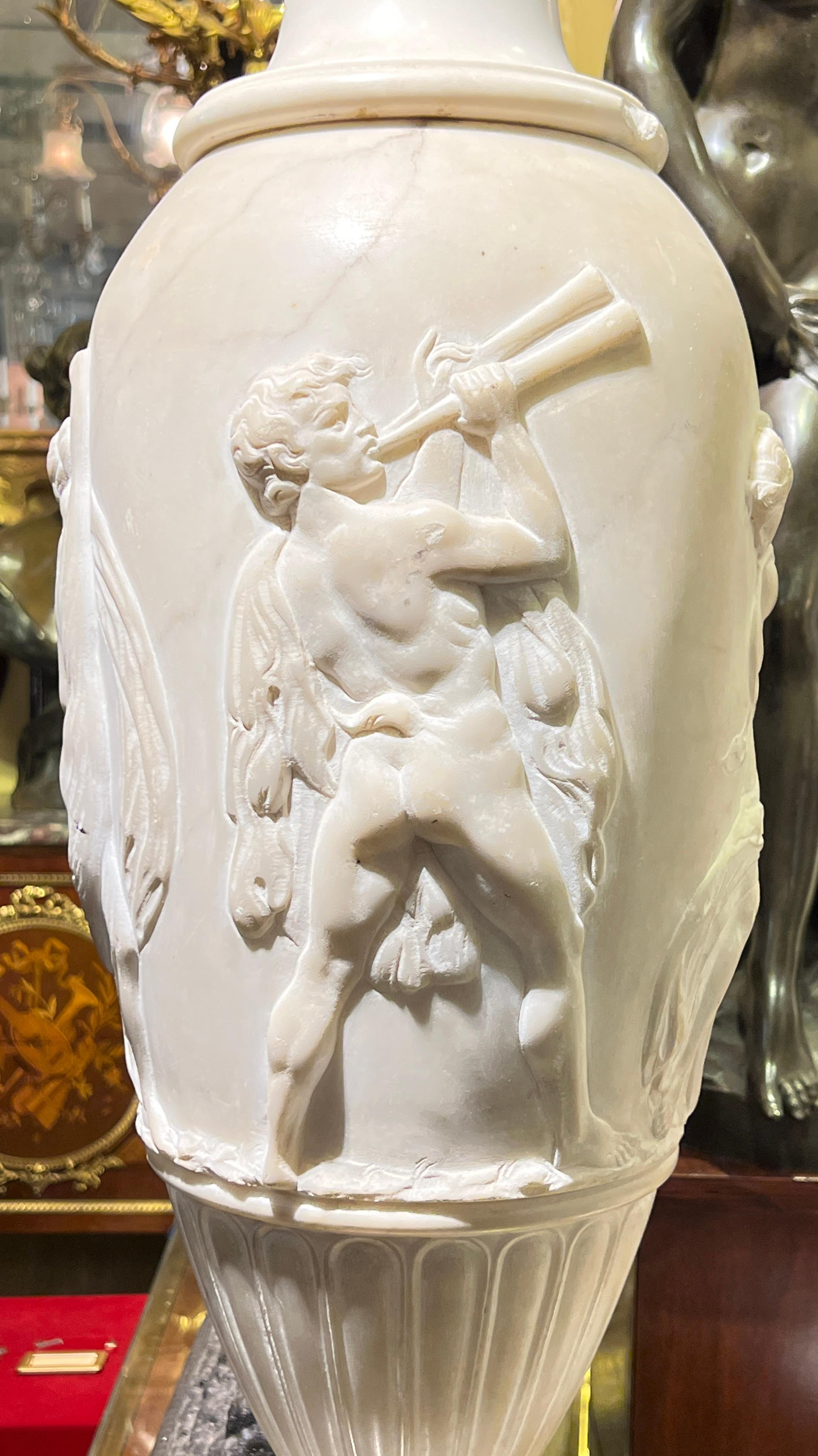 Monumentale neoklassizistische geschnitzte Urnen aus weißem Marmor, Paar im Angebot 11
