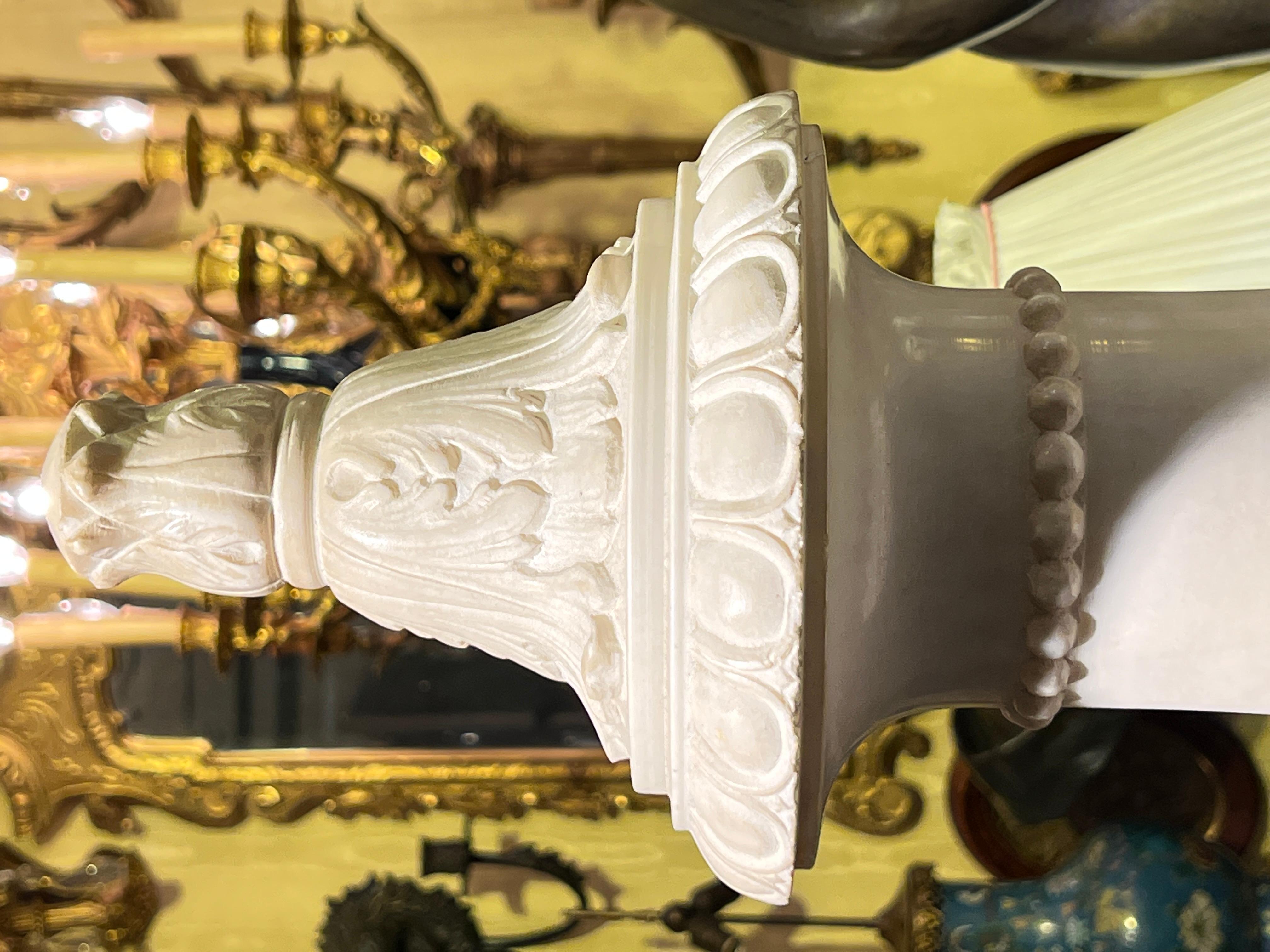Monumentale neoklassizistische geschnitzte Urnen aus weißem Marmor, Paar im Angebot 13