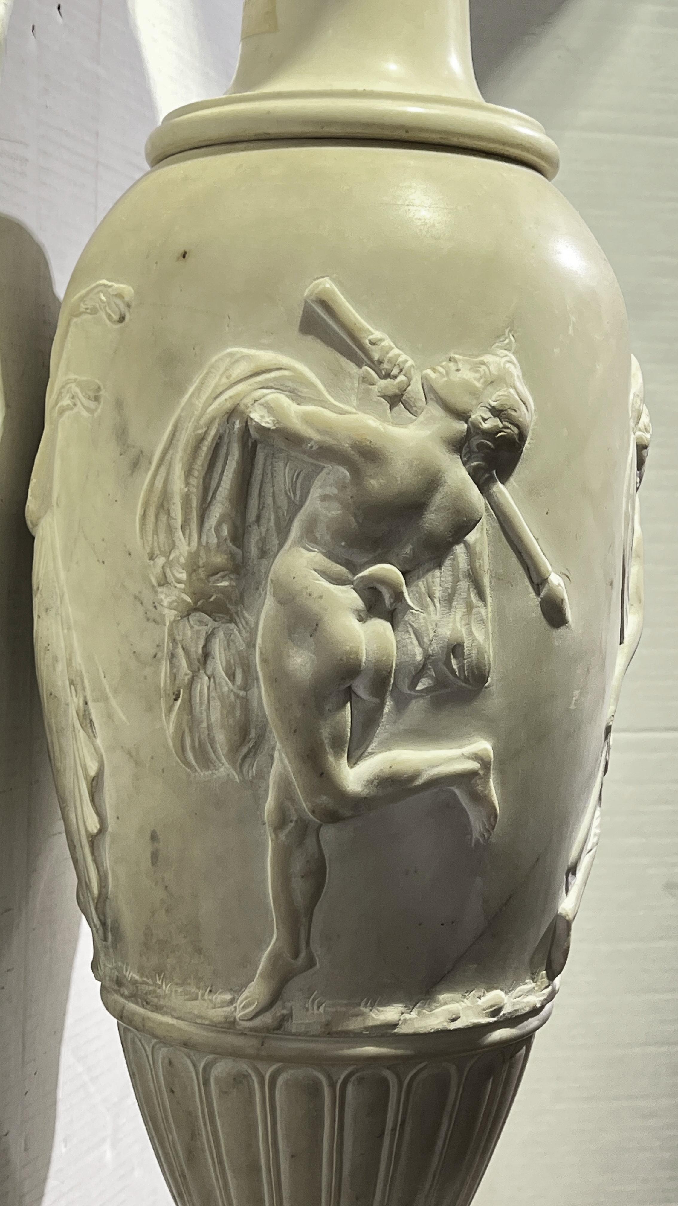 Monumentale neoklassizistische geschnitzte Urnen aus weißem Marmor, Paar (Italienisch) im Angebot